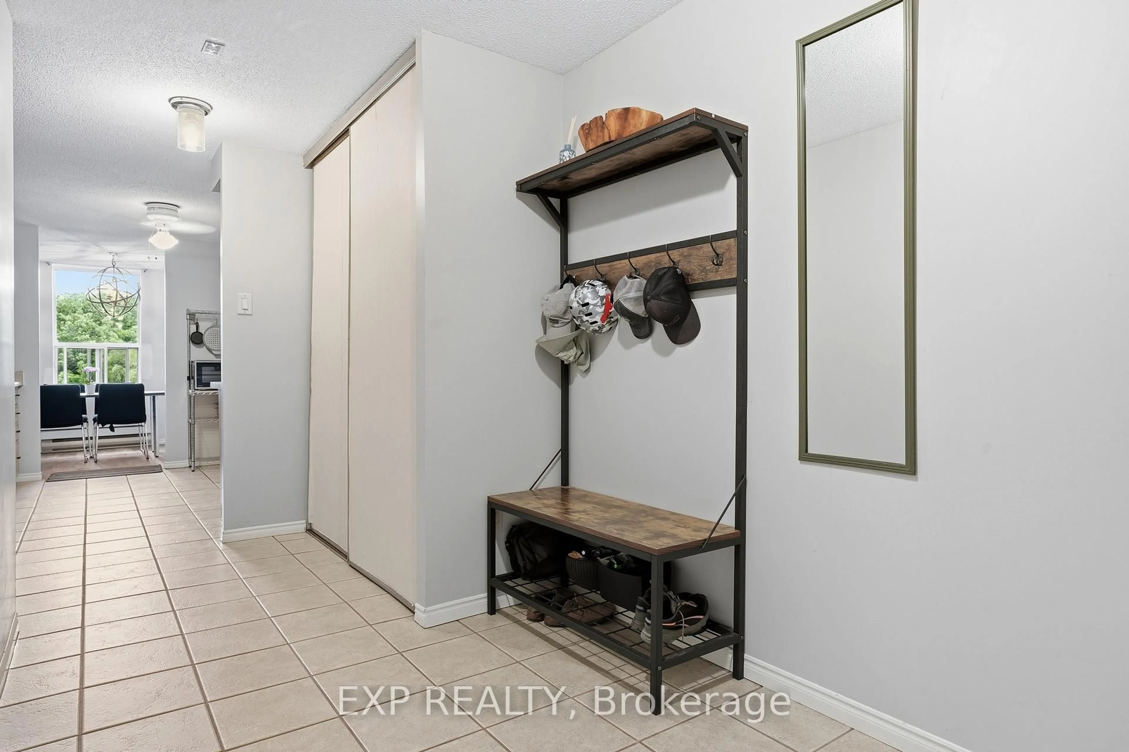 Indoor entryway for 55 Green Valley Dr #1012, Kitchener Ontario N2P 1Z6