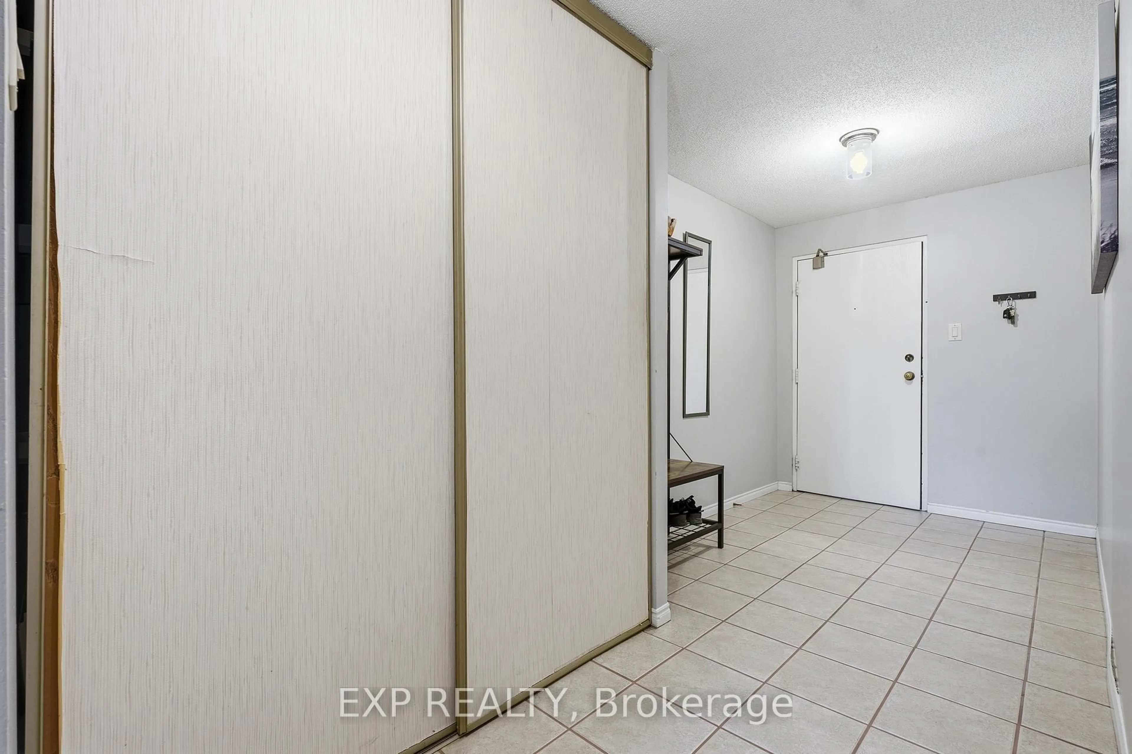 Indoor entryway for 55 Green Valley Dr #1012, Kitchener Ontario N2P 1Z6