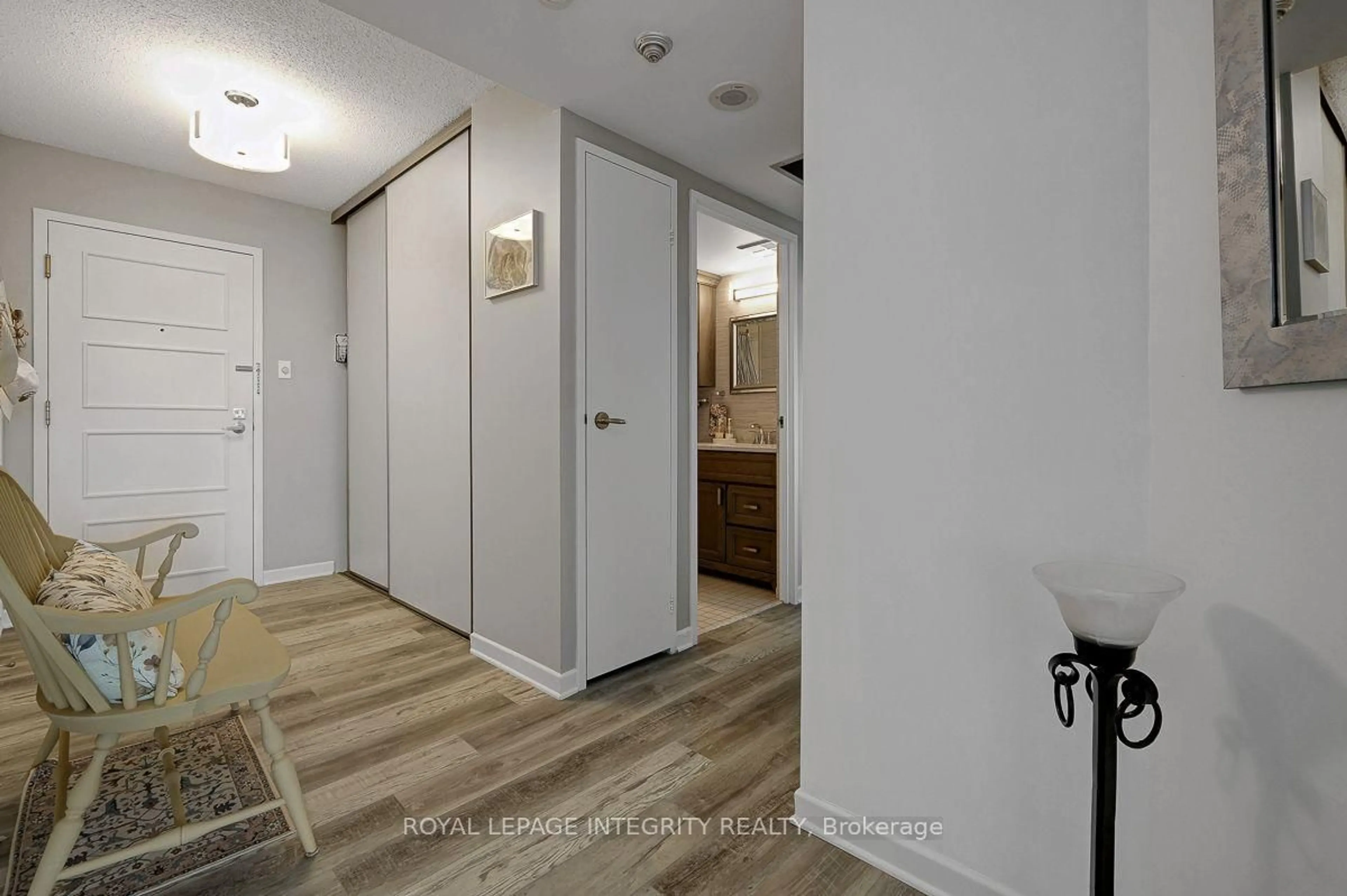 Indoor entryway for 1500 Riverside Dr #1601, Ottawa Ontario K1G 4J4
