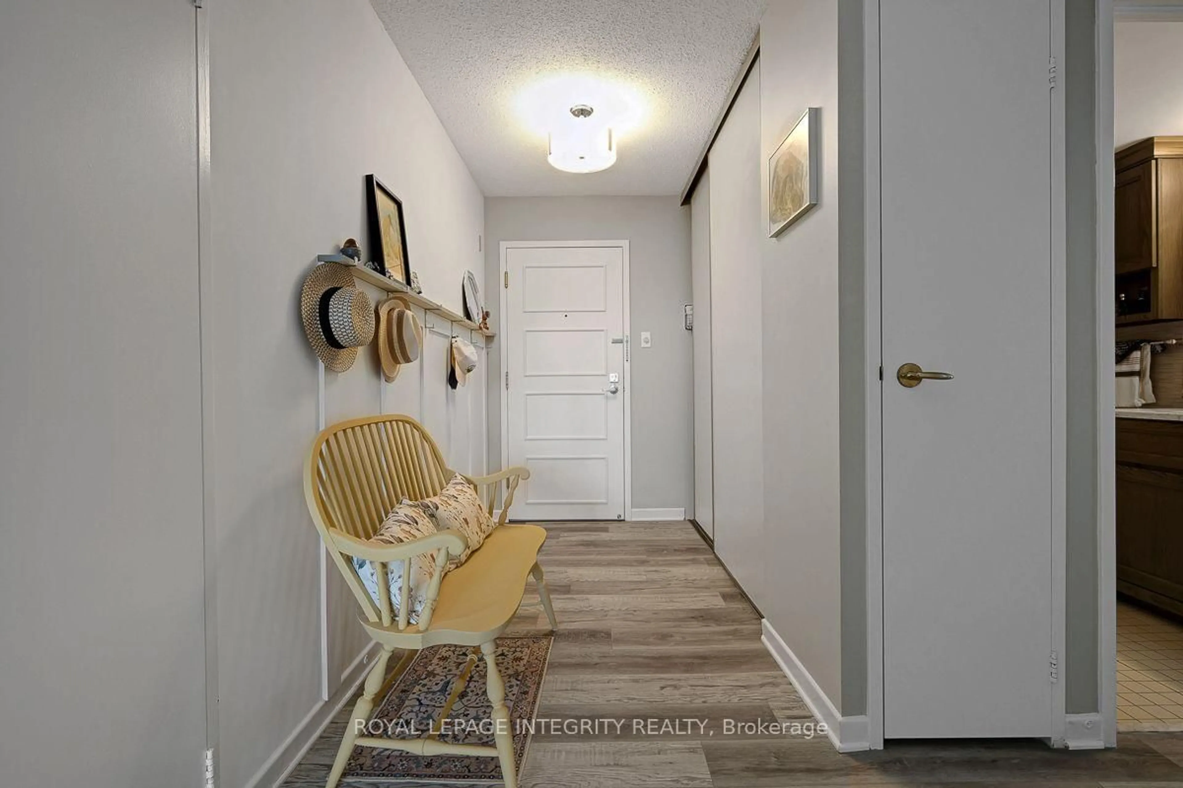 Indoor entryway for 1500 Riverside Dr #1601, Ottawa Ontario K1G 4J4