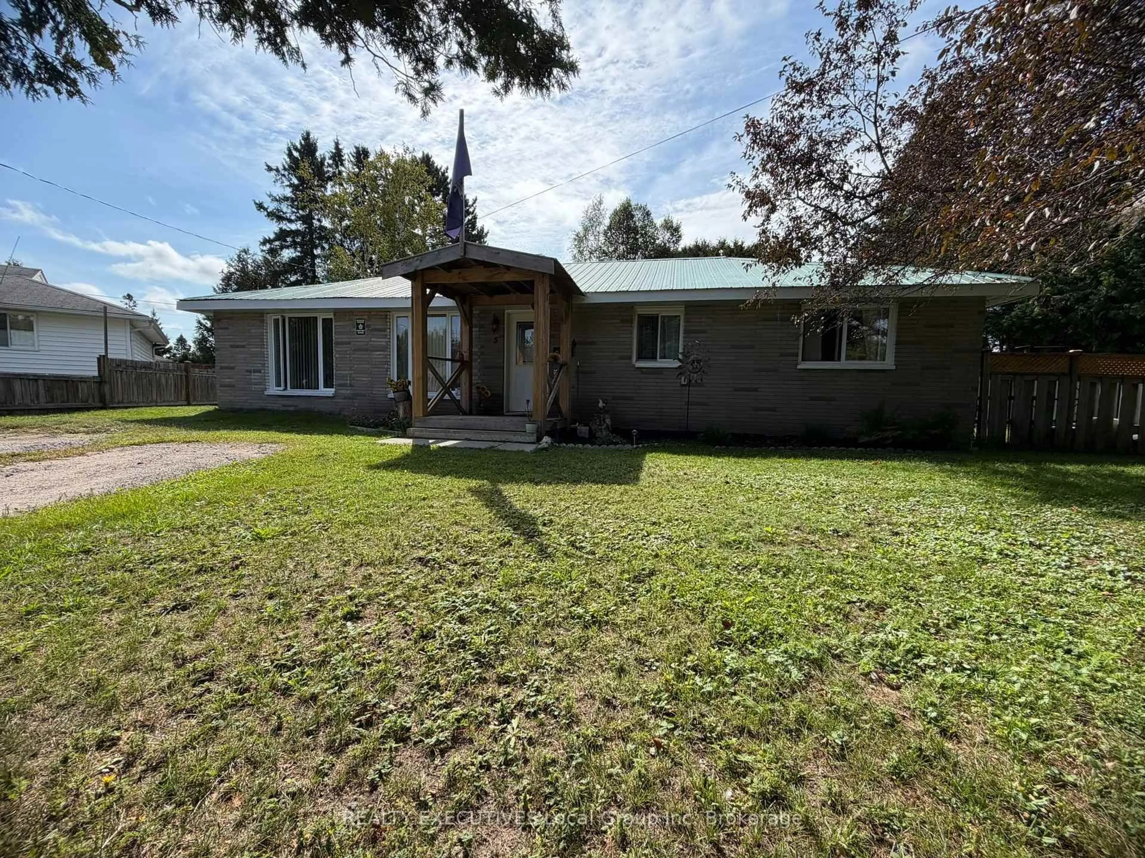 A pic from outside/outdoor area/front of a property/back of a property/a pic from drone, street for 5 Ralph Pl, North Bay Ontario P1A 1L3