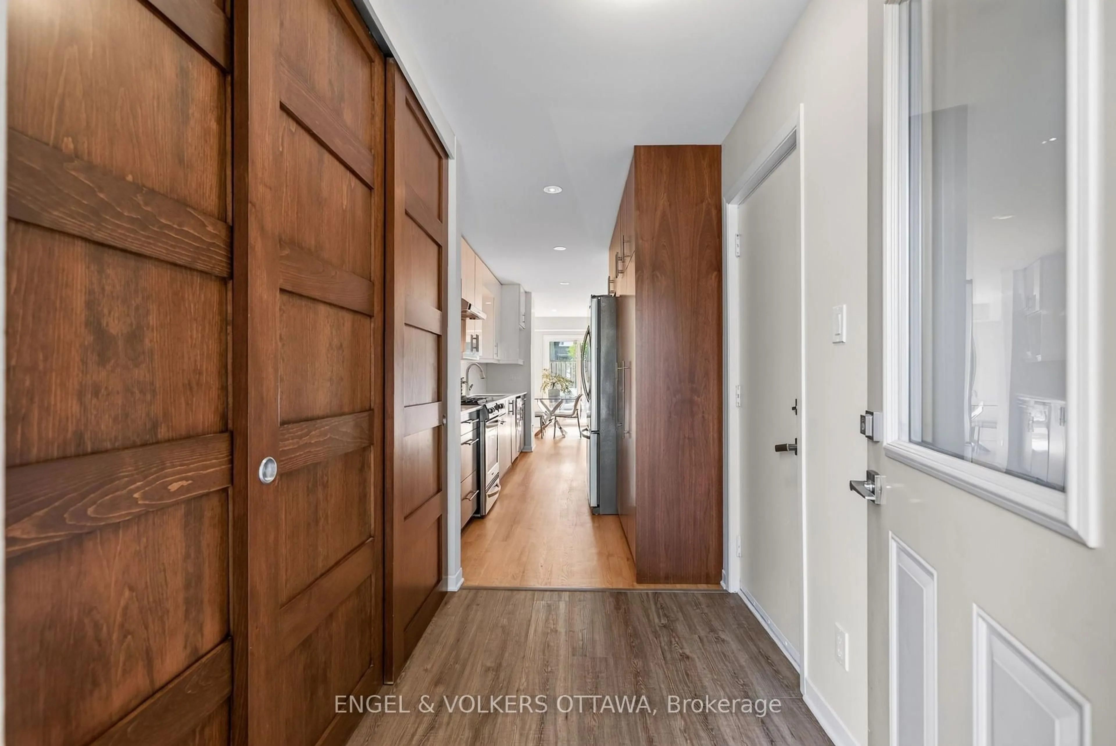 Indoor entryway for 22 Chestnut St, Ottawa Ontario K1S 0Z8