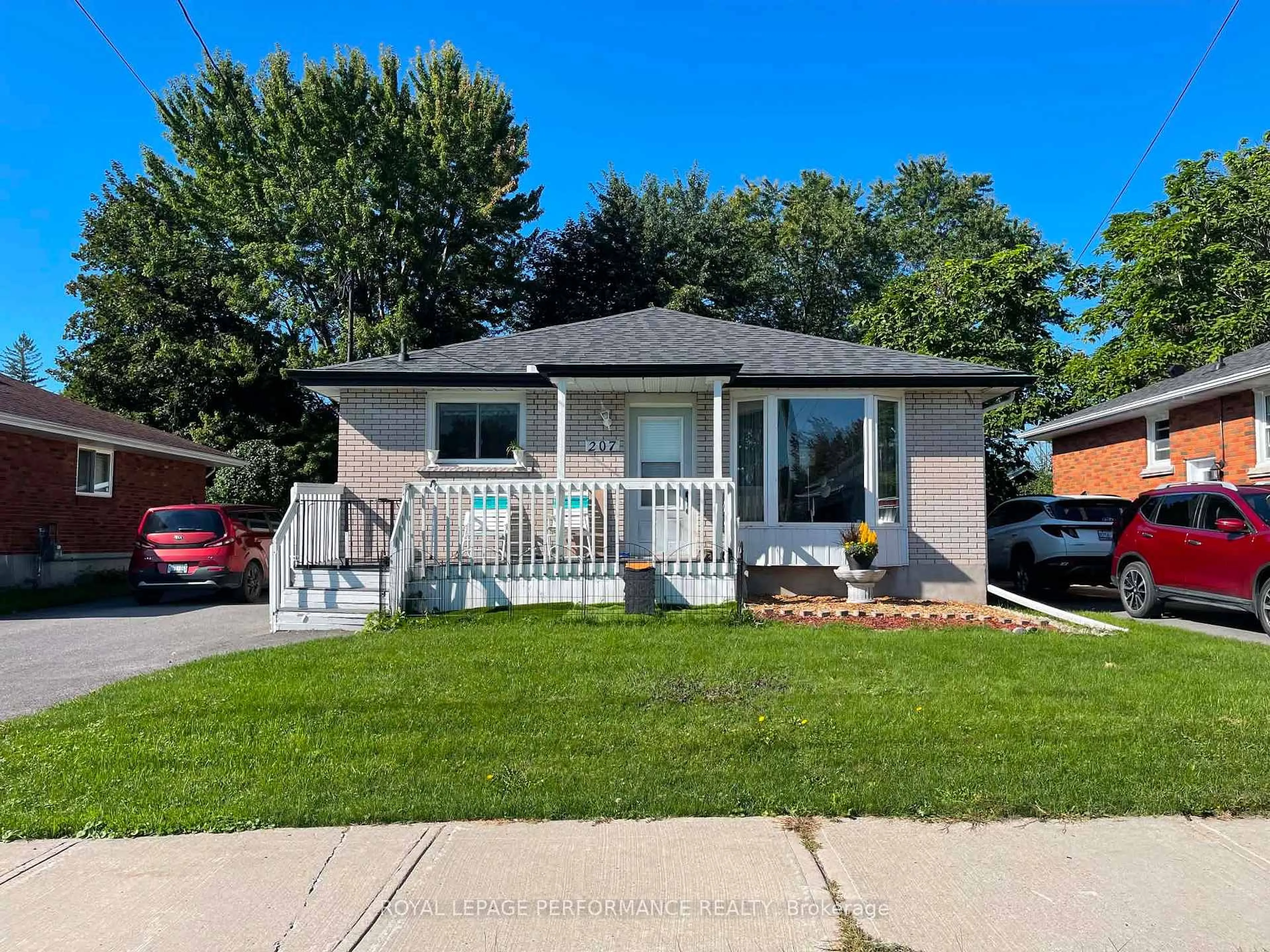 Home with vinyl exterior material, street for 207 Leonia St, Cornwall Ontario K6H 5M1