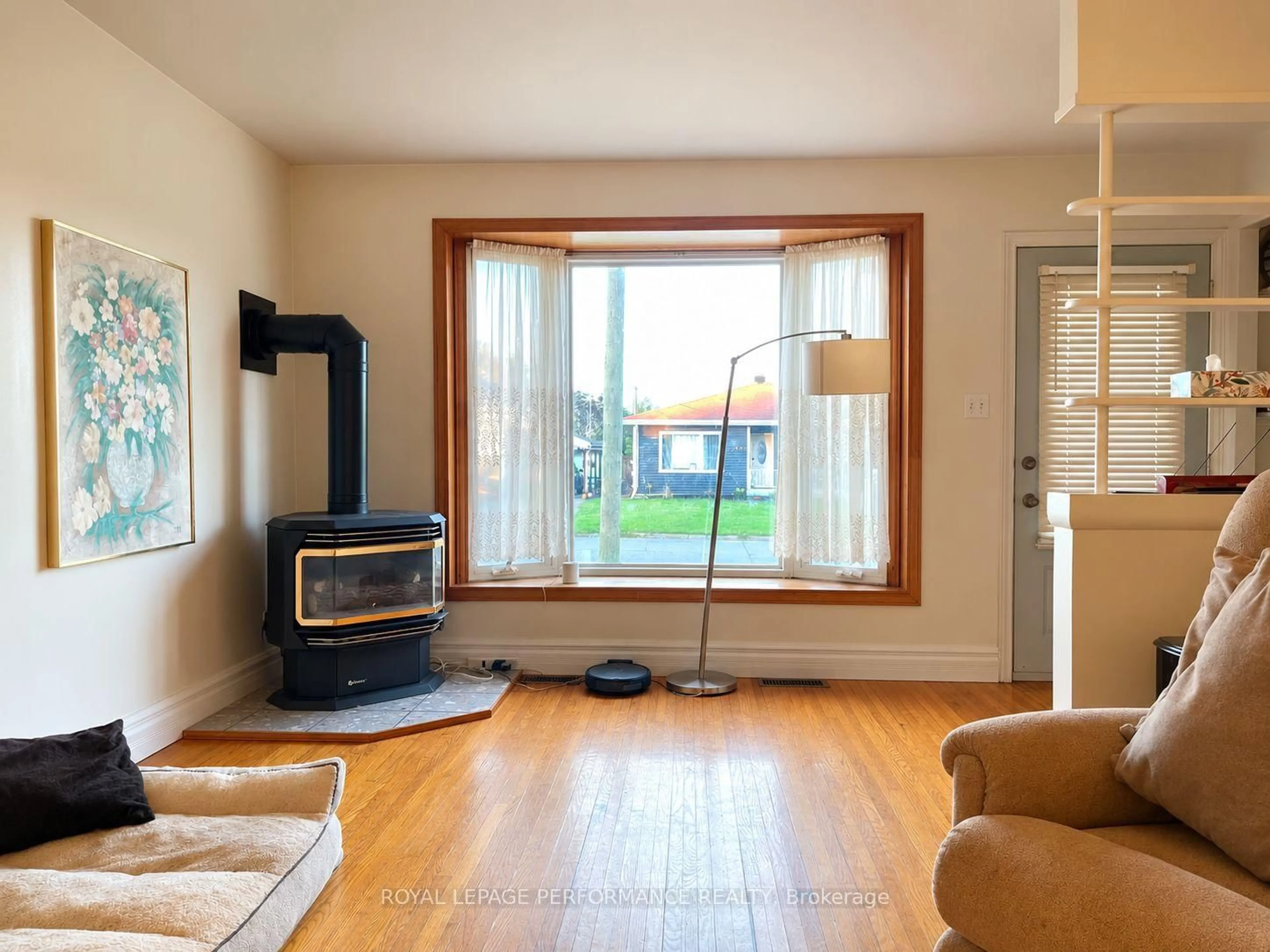 Living room with furniture, unknown for 207 Leonia St, Cornwall Ontario K6H 5M1