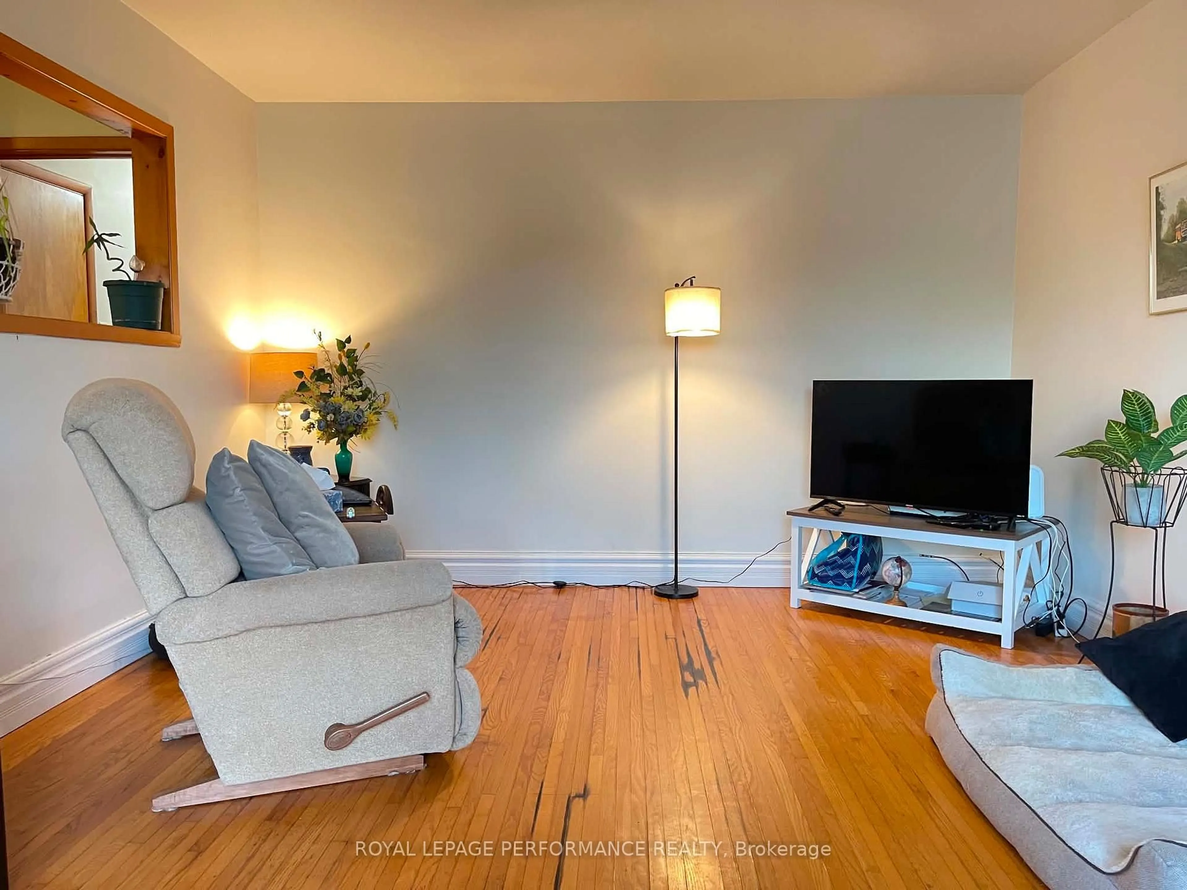 Living room with furniture, unknown for 207 Leonia St, Cornwall Ontario K6H 5M1