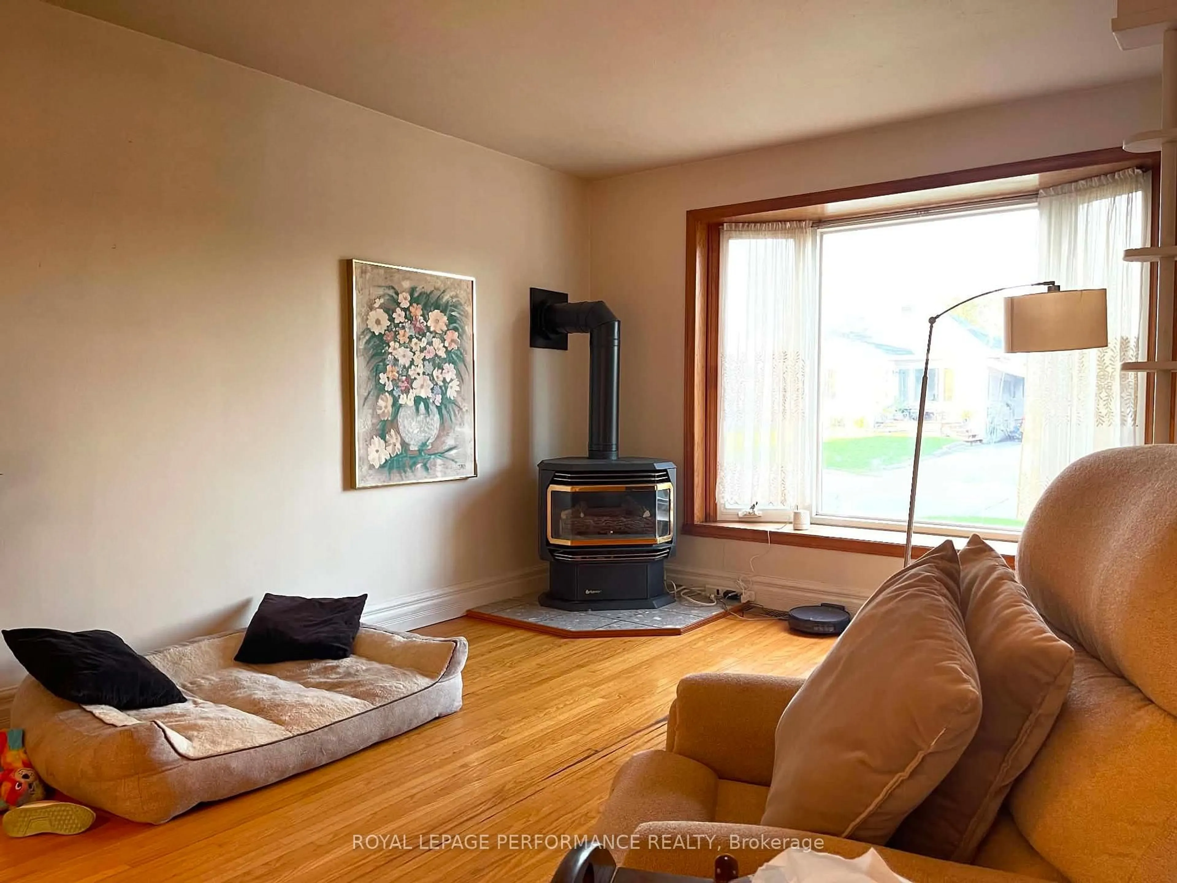 Living room with furniture, wood/laminate floor for 207 Leonia St, Cornwall Ontario K6H 5M1