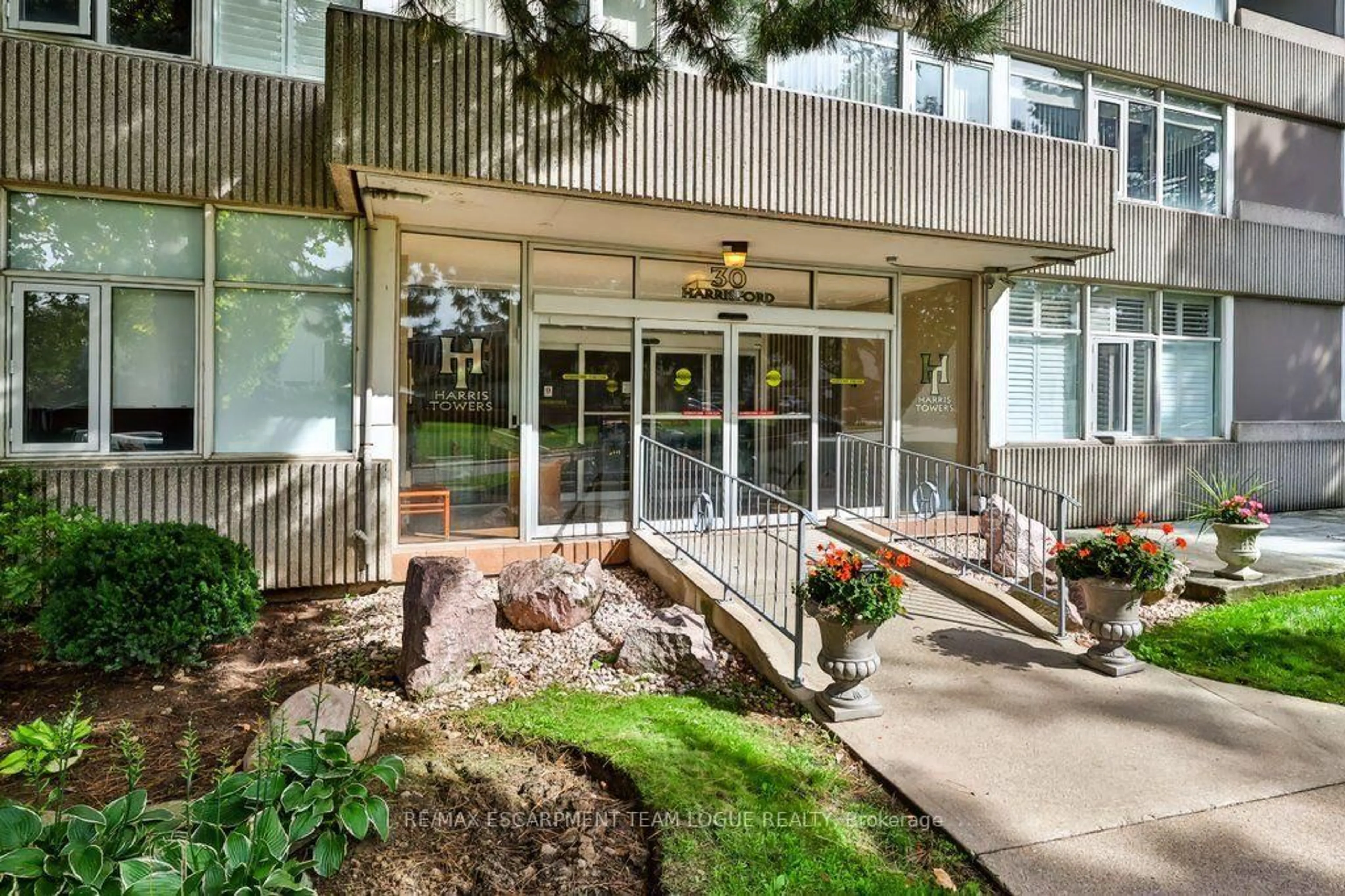 Indoor foyer for 30 Harrisford St #404, Hamilton Ontario L8K 6M9