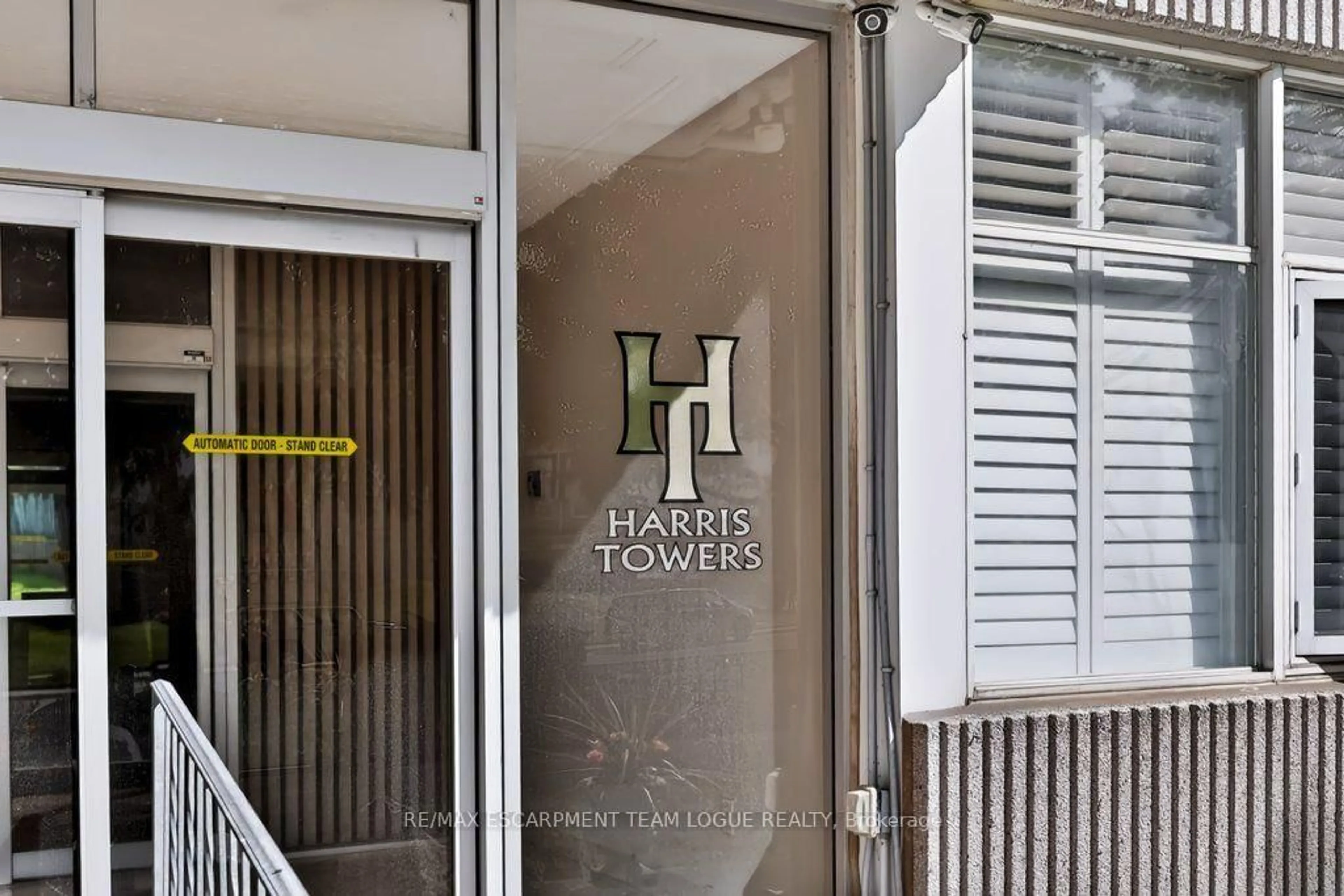 Indoor foyer for 30 Harrisford St #404, Hamilton Ontario L8K 6M9