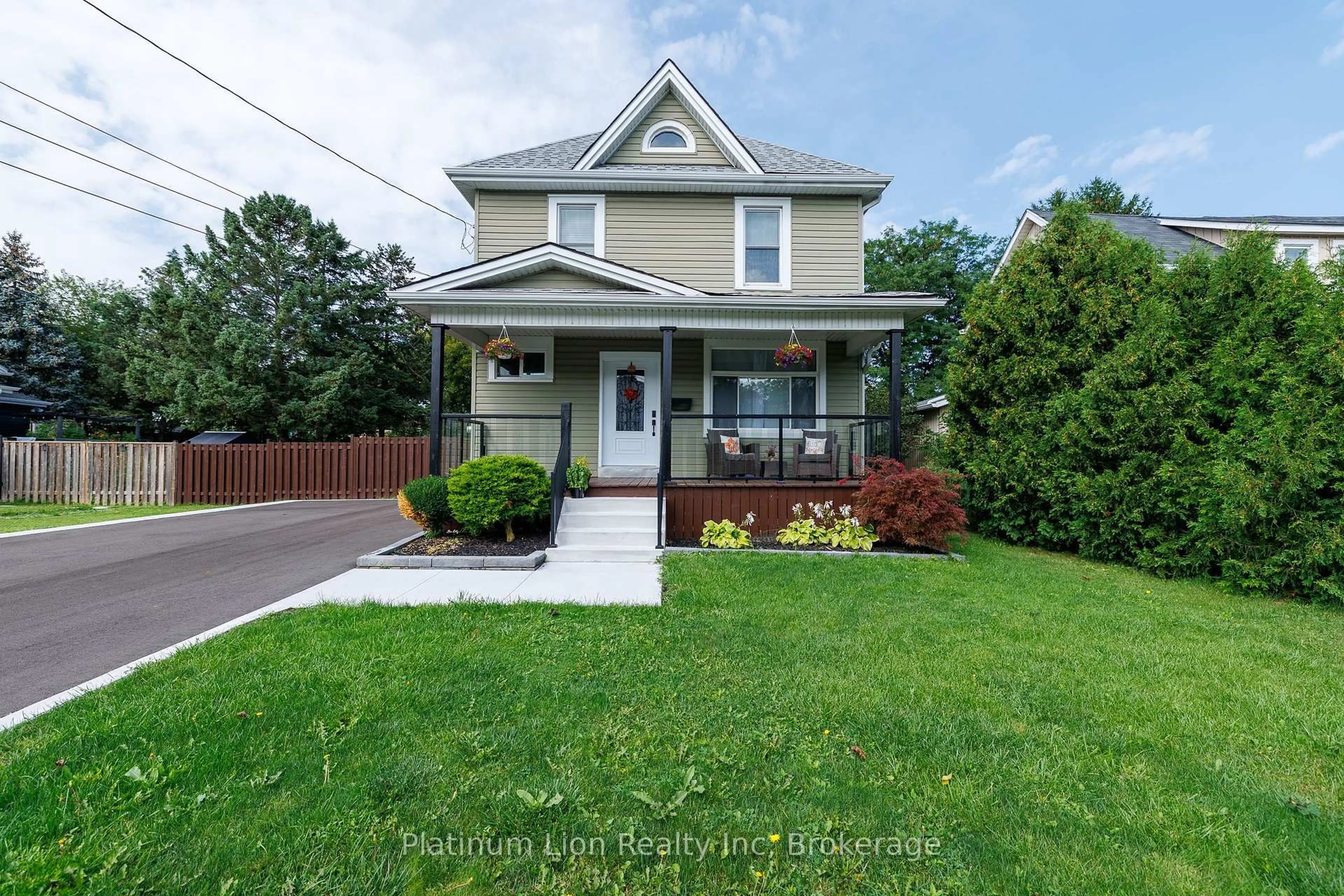 Home with vinyl exterior material, street for 11 Fairview Rd, Grimsby Ontario L3M 3L1