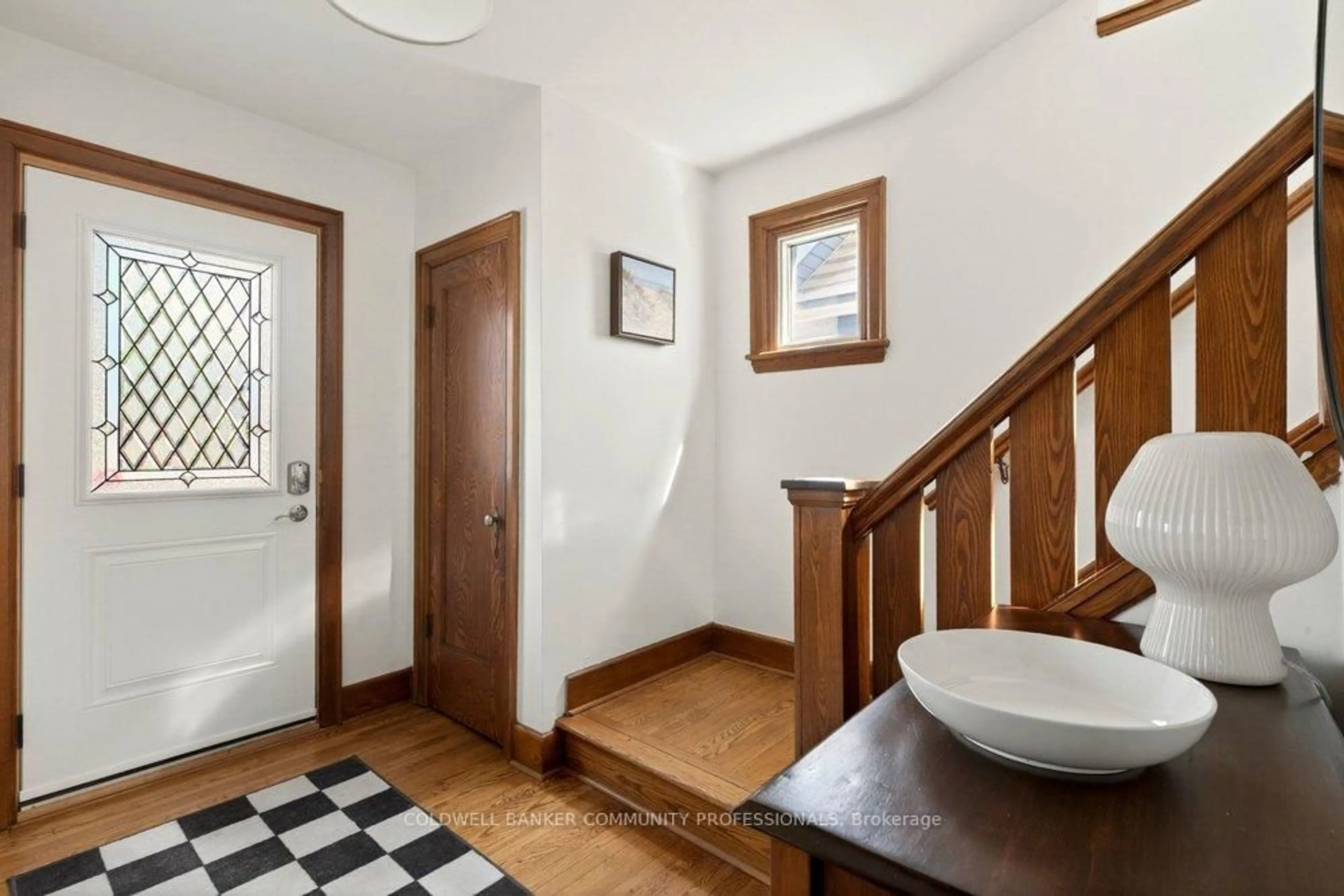 Indoor foyer for 66 Edgemont St, Hamilton Ontario L8K 2H5
