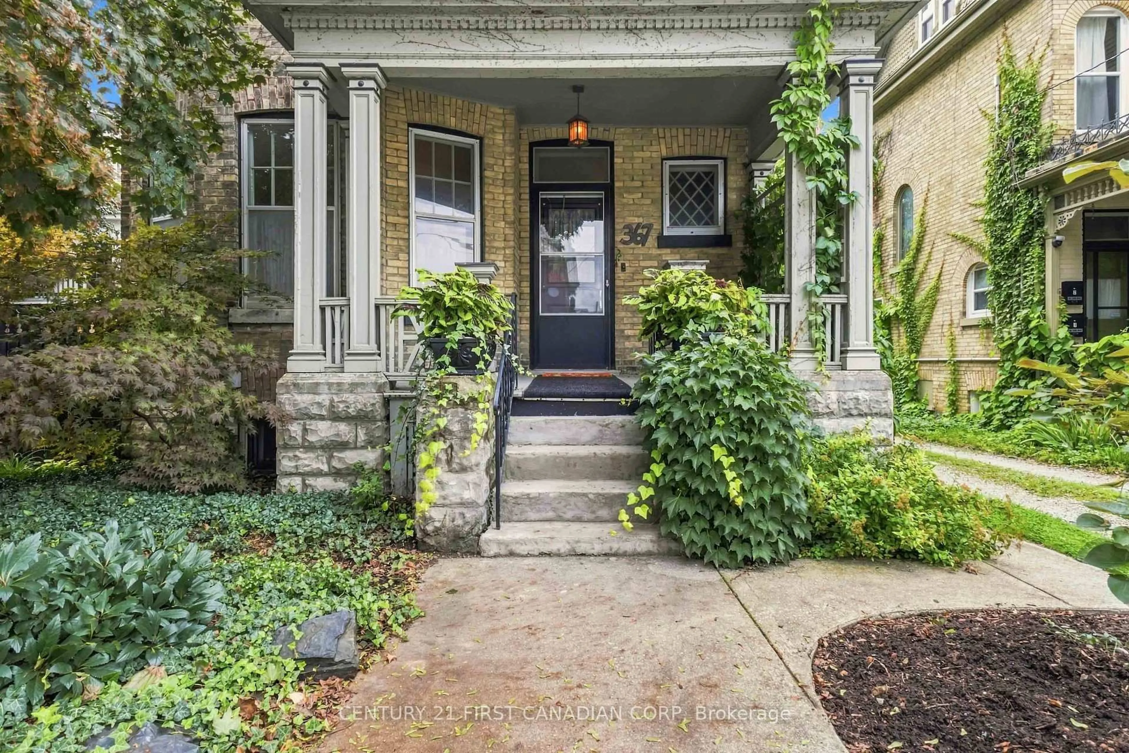 Indoor entryway for 367 Maitland St, London East Ontario N6B 2Y9