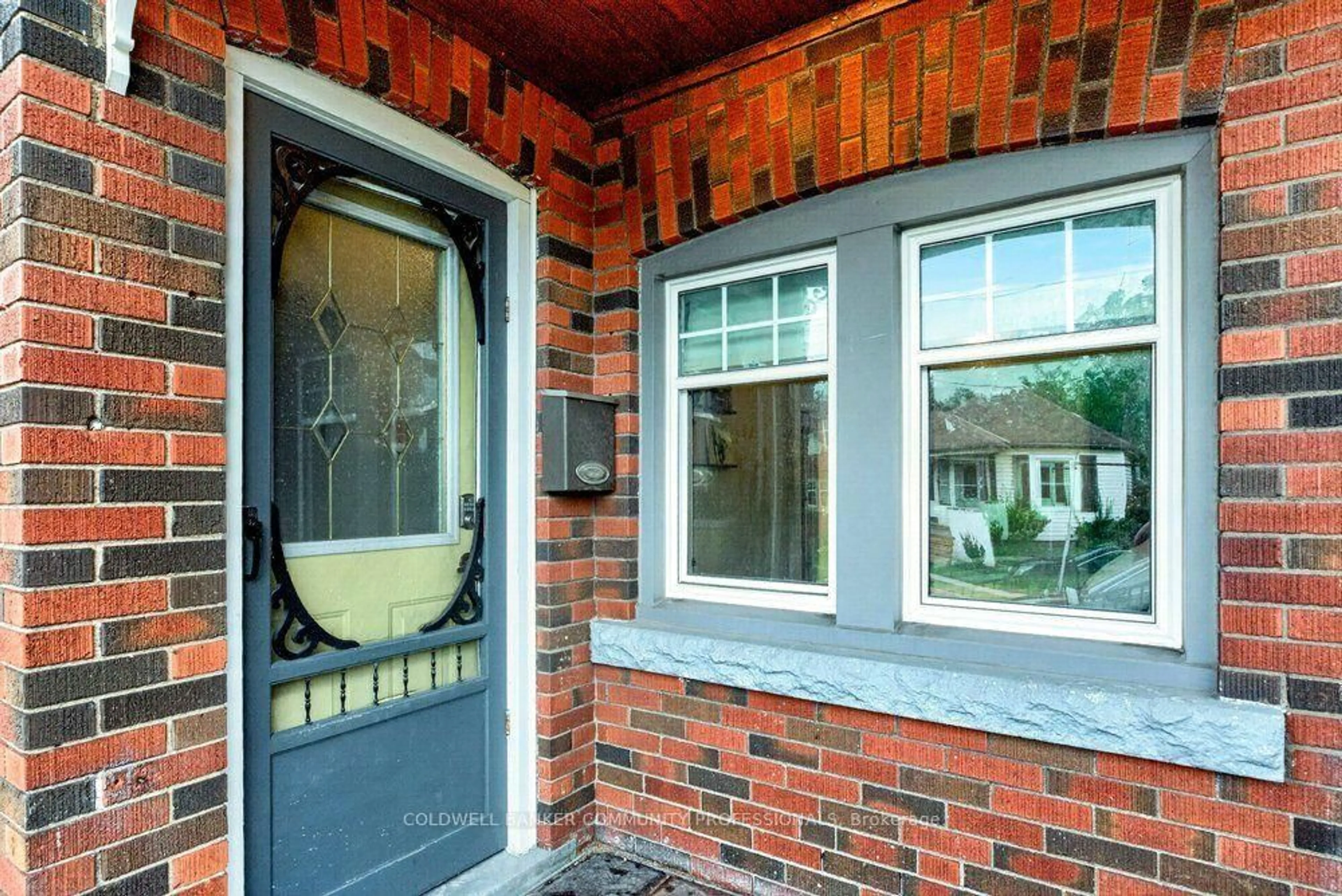 Home with brick exterior material, street for 136 Weir St, Hamilton Ontario L8H 5E9