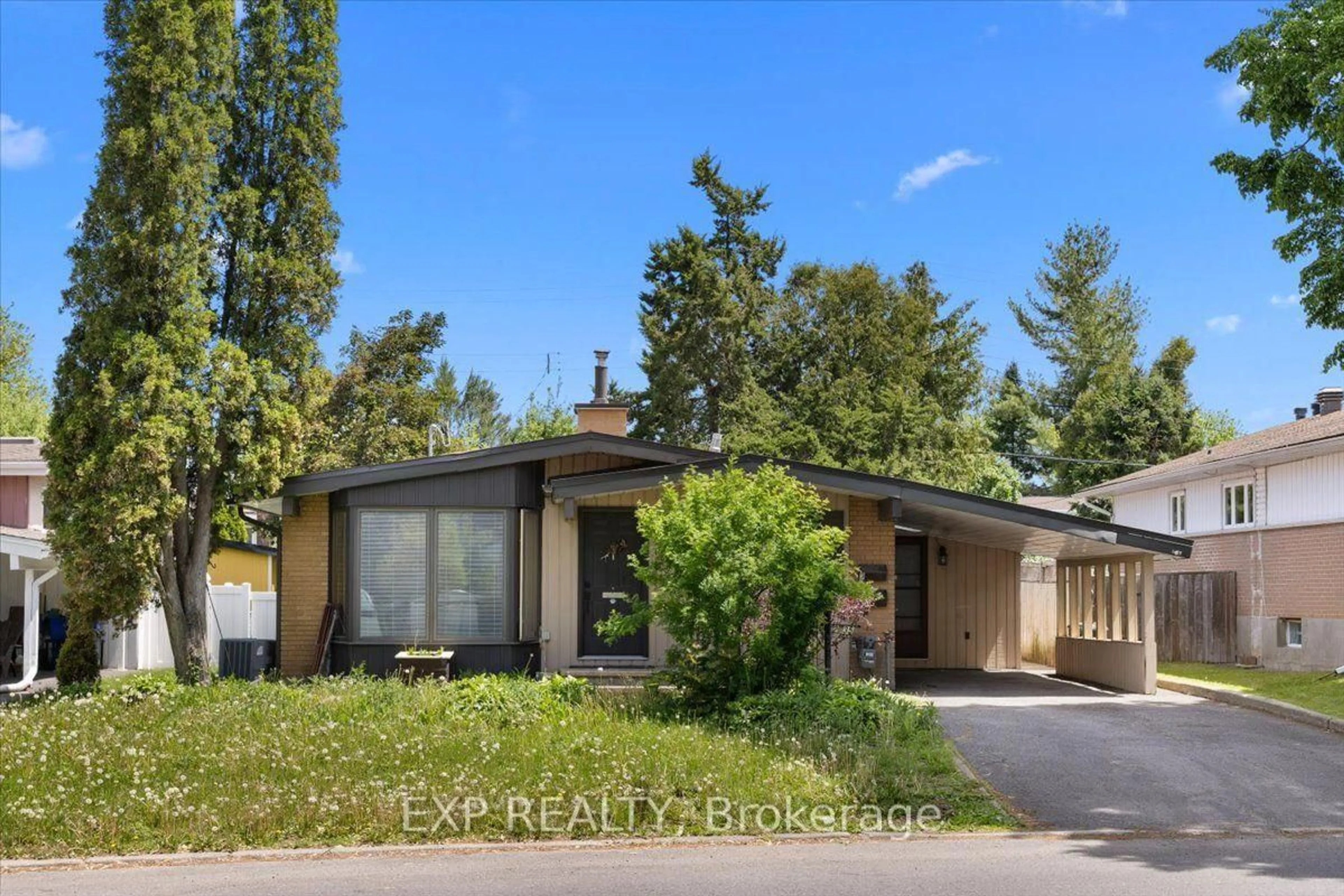 Home with vinyl exterior material, street for 2335 Harding Rd, Ottawa Ontario K1G 3B7
