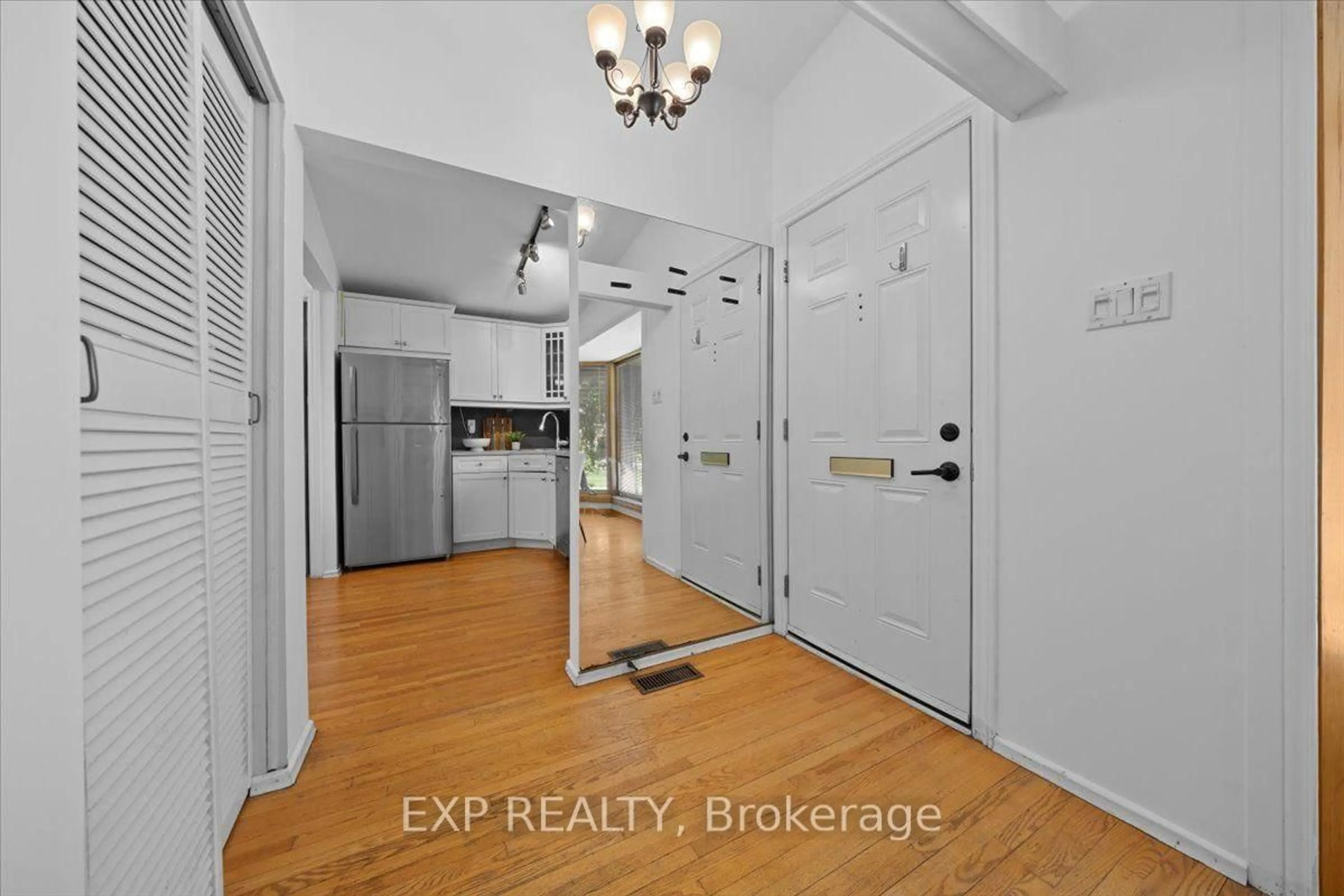 Indoor entryway for 2335 Harding Rd, Ottawa Ontario K1G 3B7