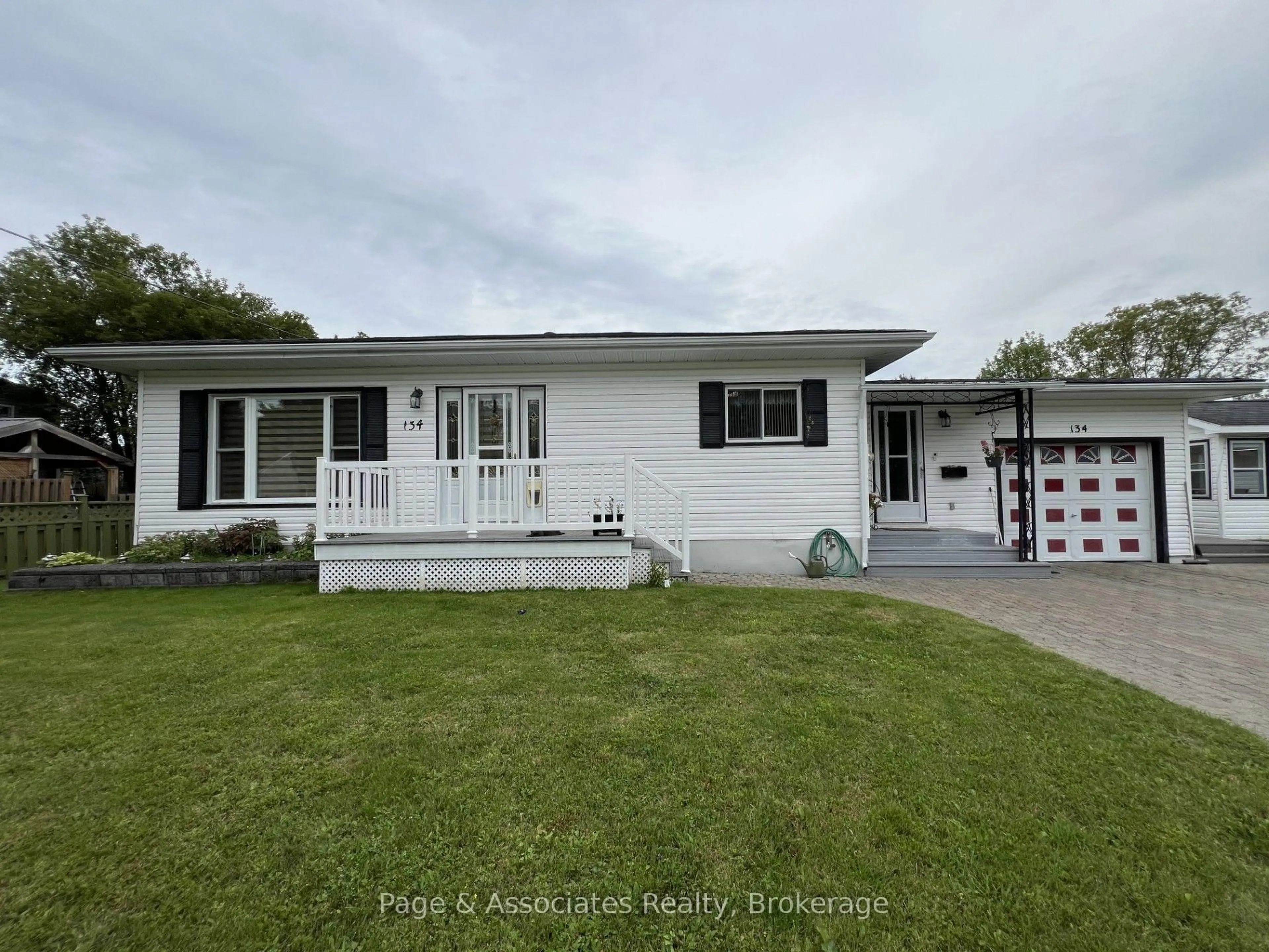 Home with vinyl exterior material, unknown for 134 Dufferin St, West Nipissing Ontario P2B 3H2