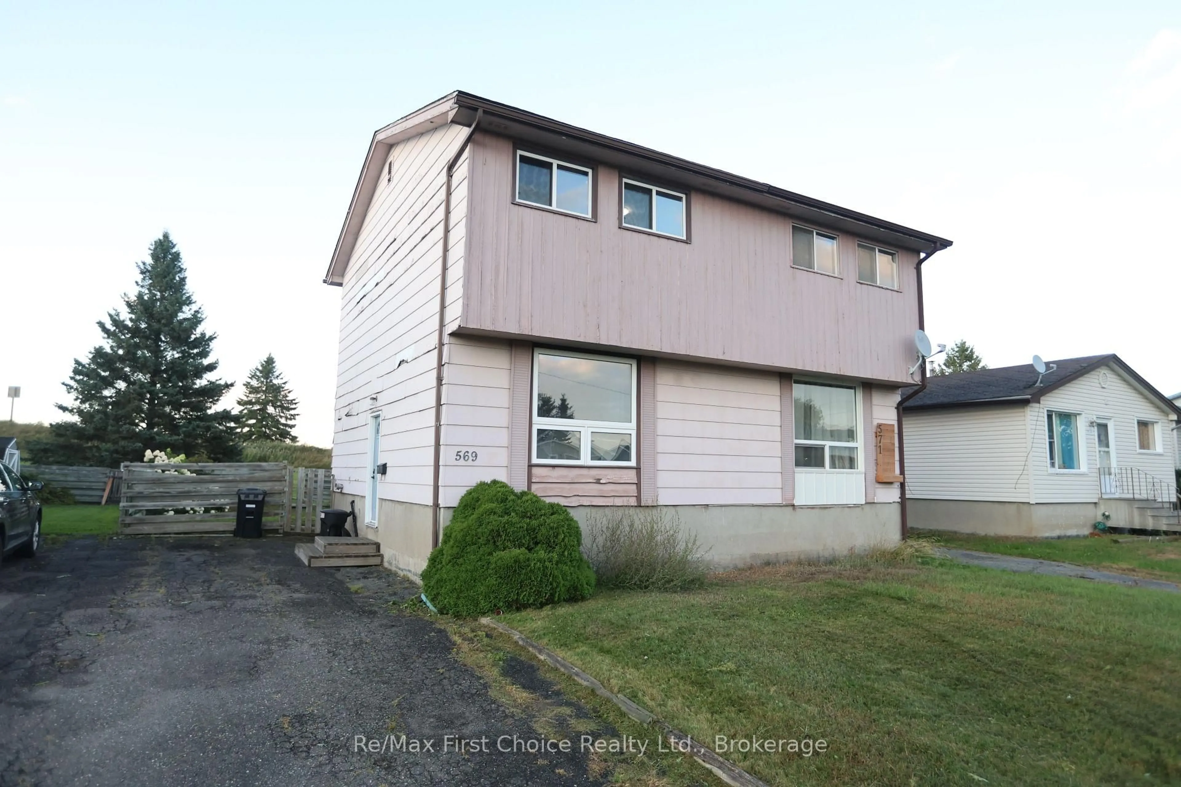 Home with vinyl exterior material, street for 569 McGill Cres, Thunder Bay Ontario P7C 5A9