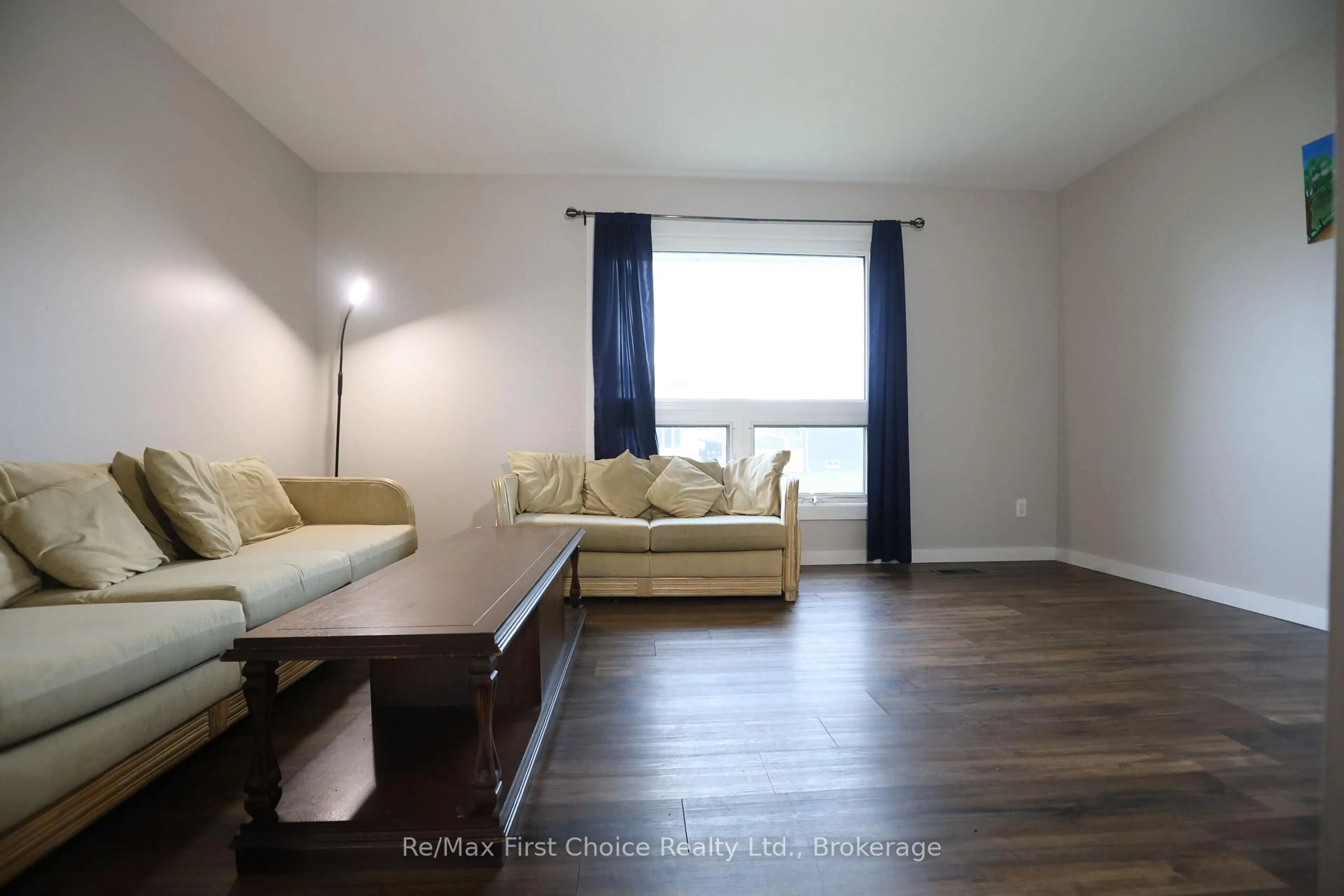 Living room with furniture, wood/laminate floor for 569 McGill Cres, Thunder Bay Ontario P7C 5A9