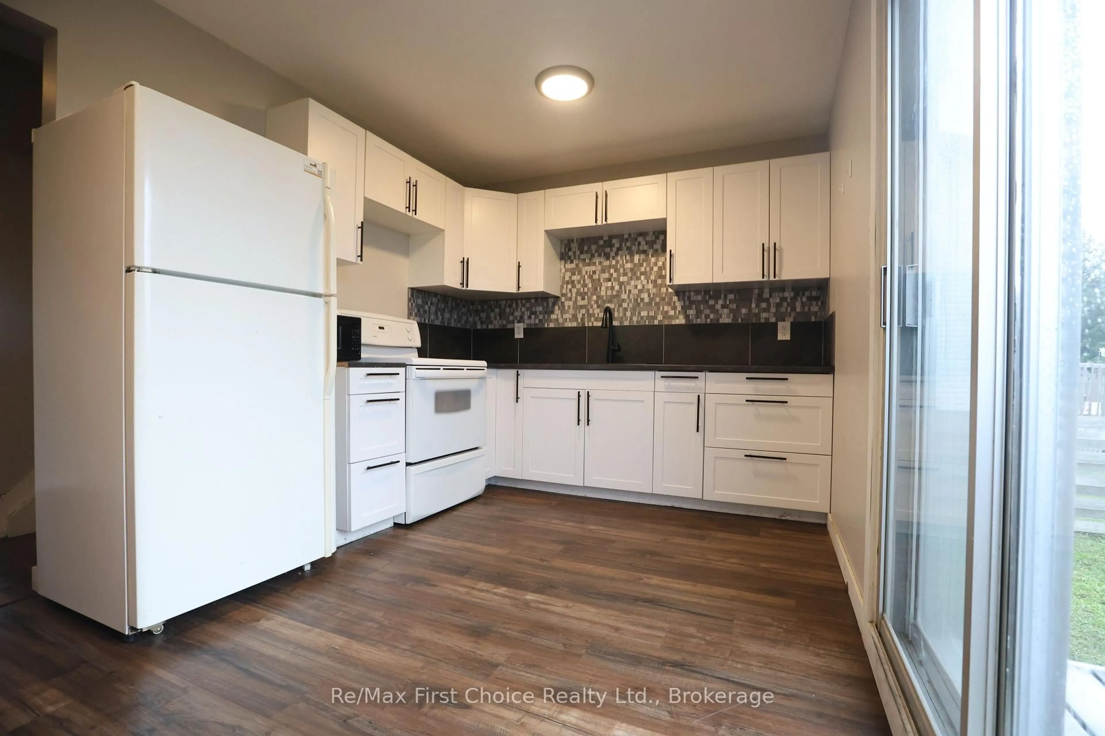 Standard kitchen, unknown for 569 McGill Cres, Thunder Bay Ontario P7C 5A9