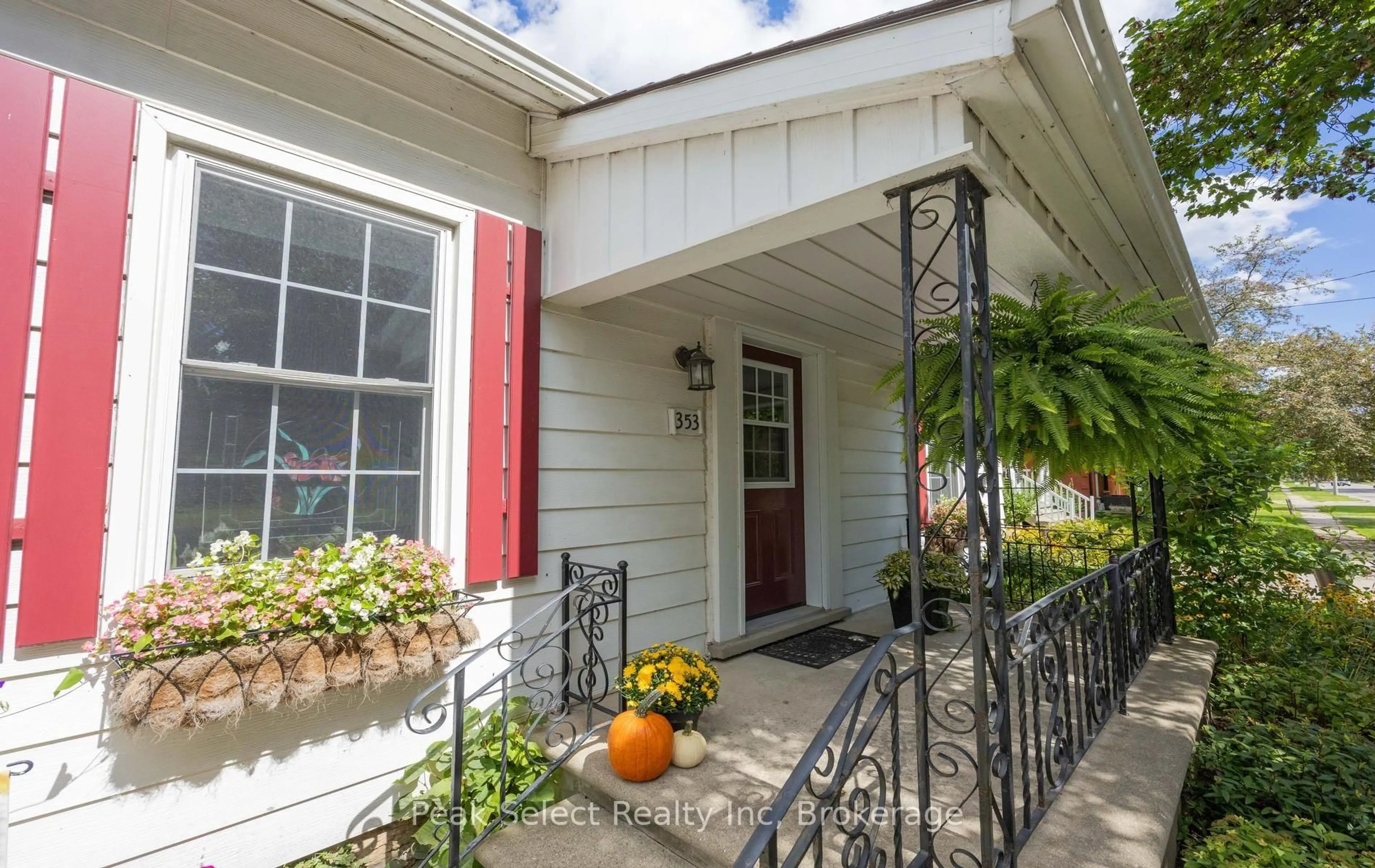 Indoor entryway for 353 Queen St, St. Marys Ontario N4X 1B8