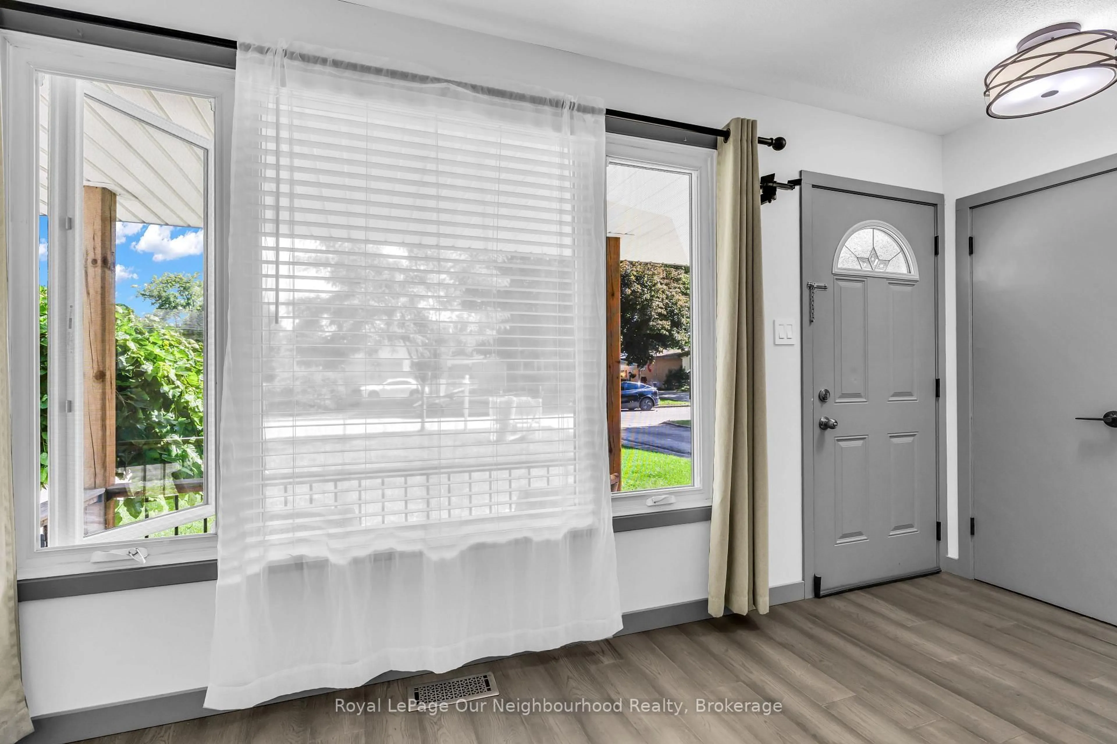 Indoor entryway for 9 Kenwood Cres, London East Ontario N5Y 3W6