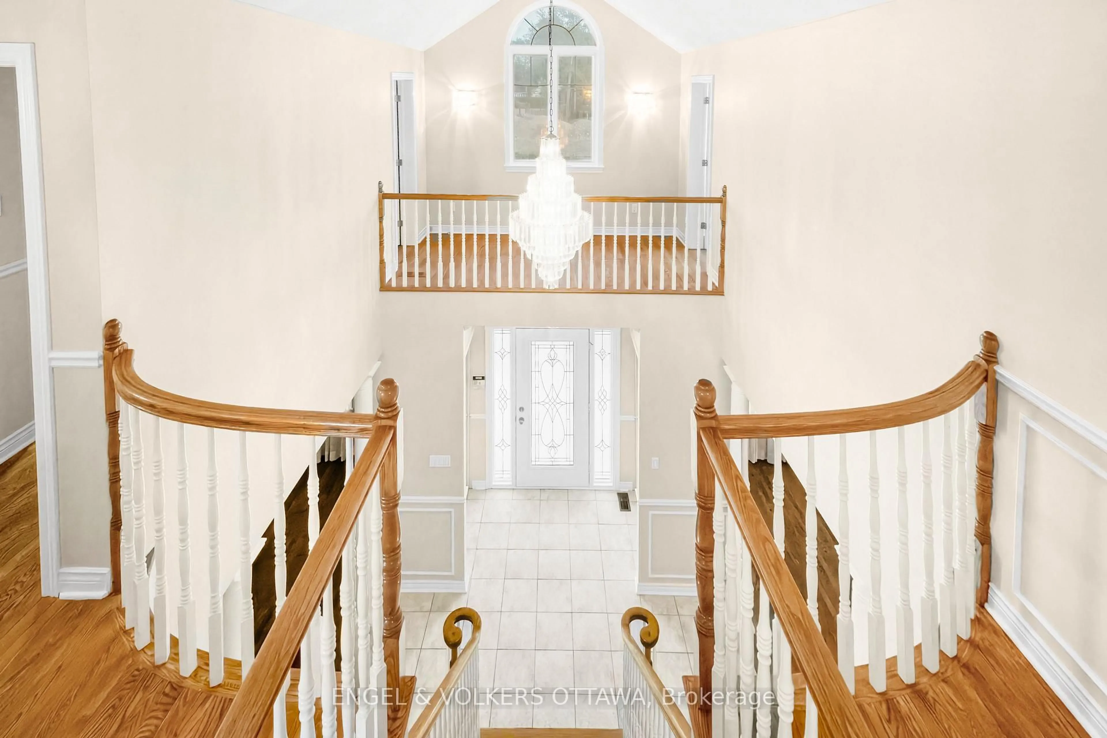 Indoor foyer for 5 Cassone Crt, Ottawa Ontario K2G 5V6
