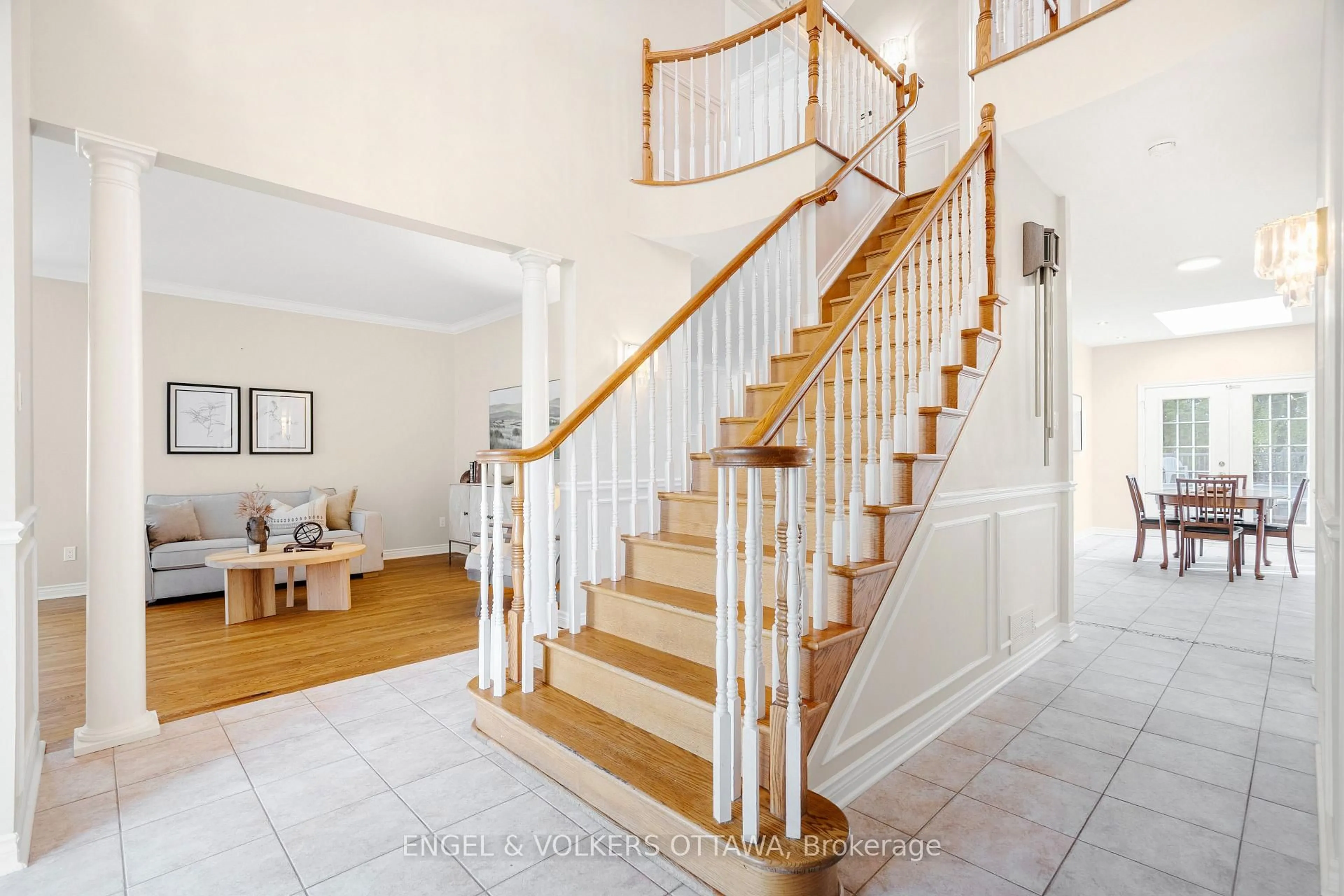 Indoor foyer for 5 Cassone Crt, Ottawa Ontario K2G 5V6