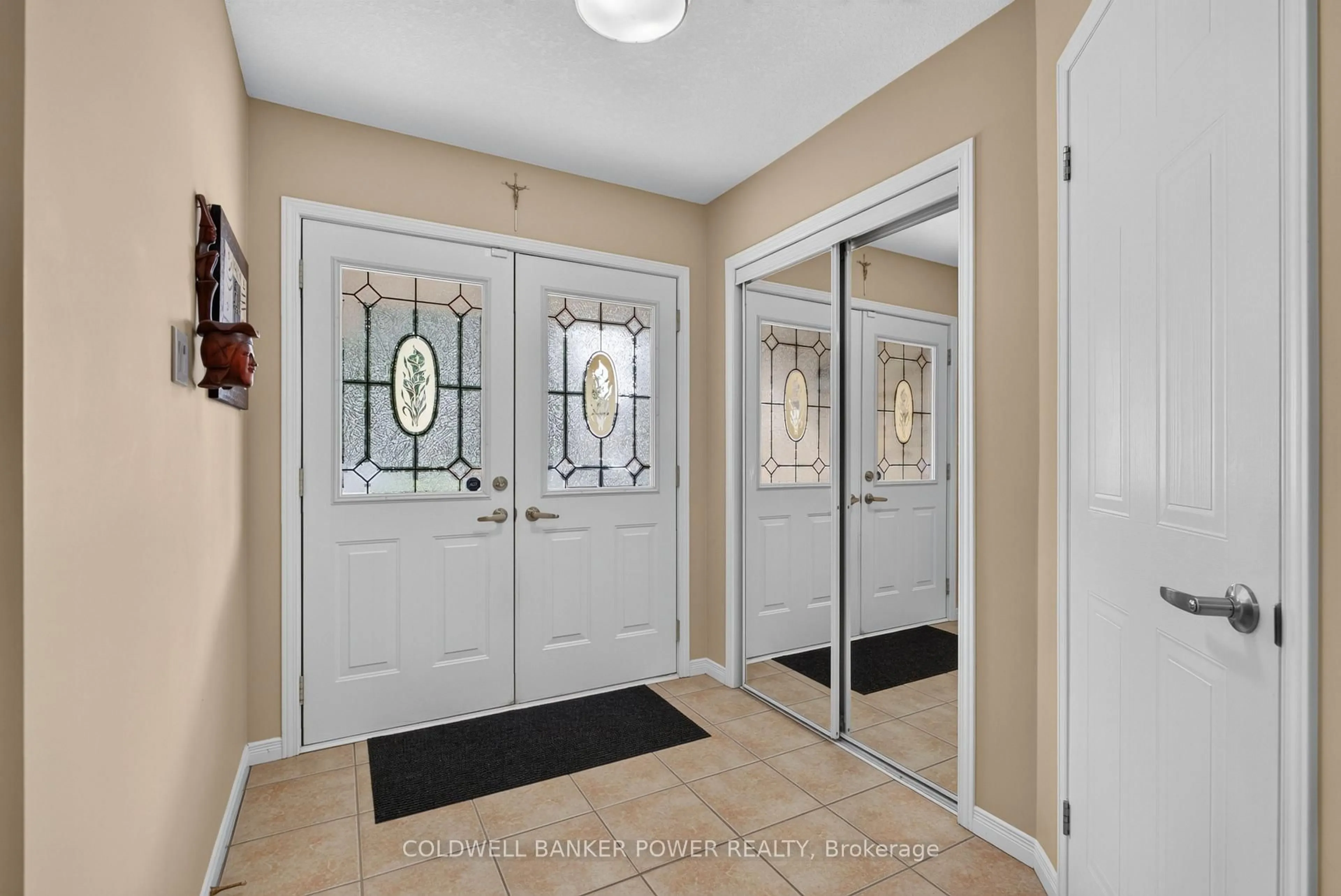 Indoor entryway for 601 Ridgeview Dr, London East Ontario N5Y 6H7