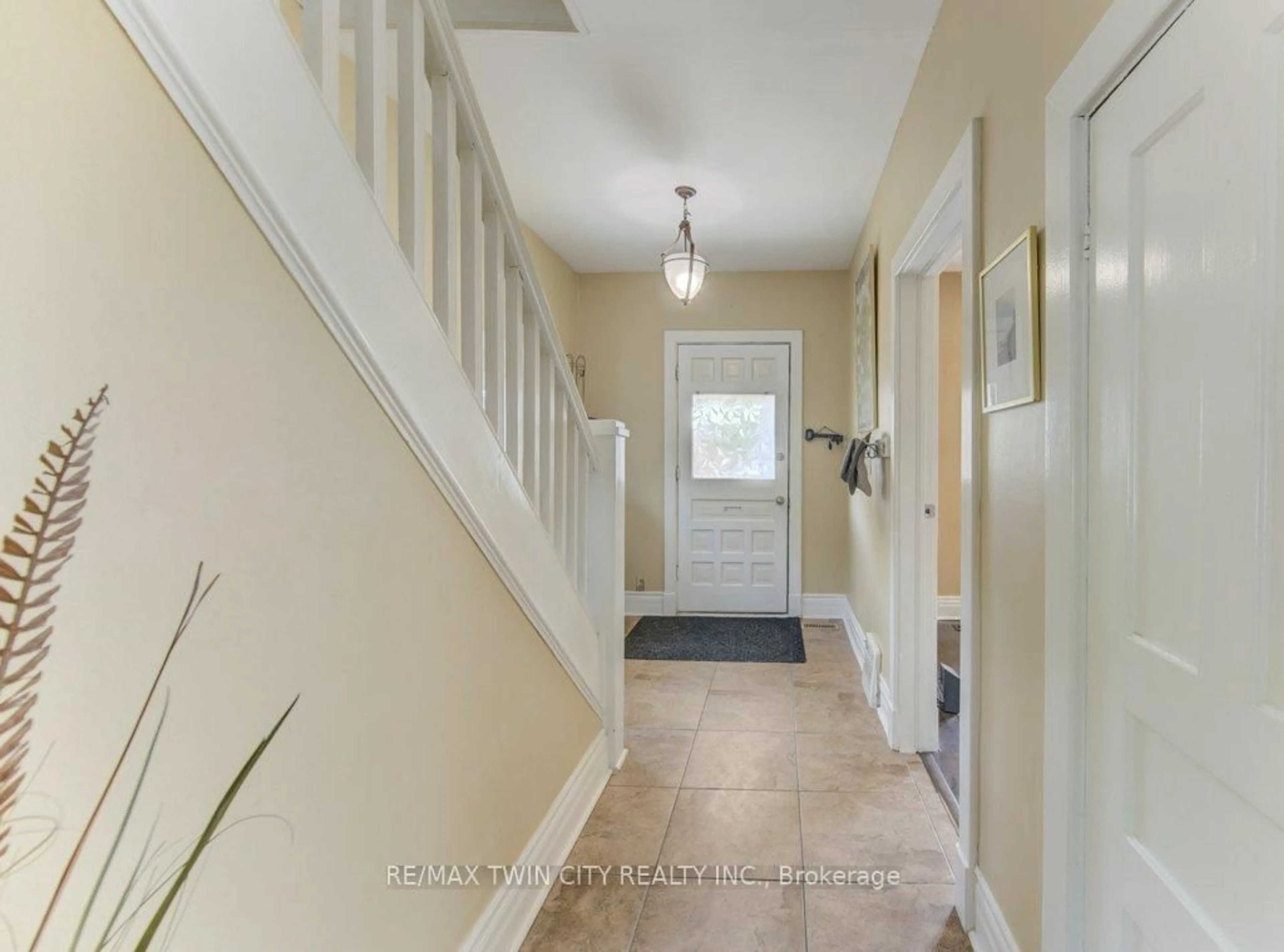 Indoor foyer for 271 London Rd, Guelph Ontario N1H 2C7