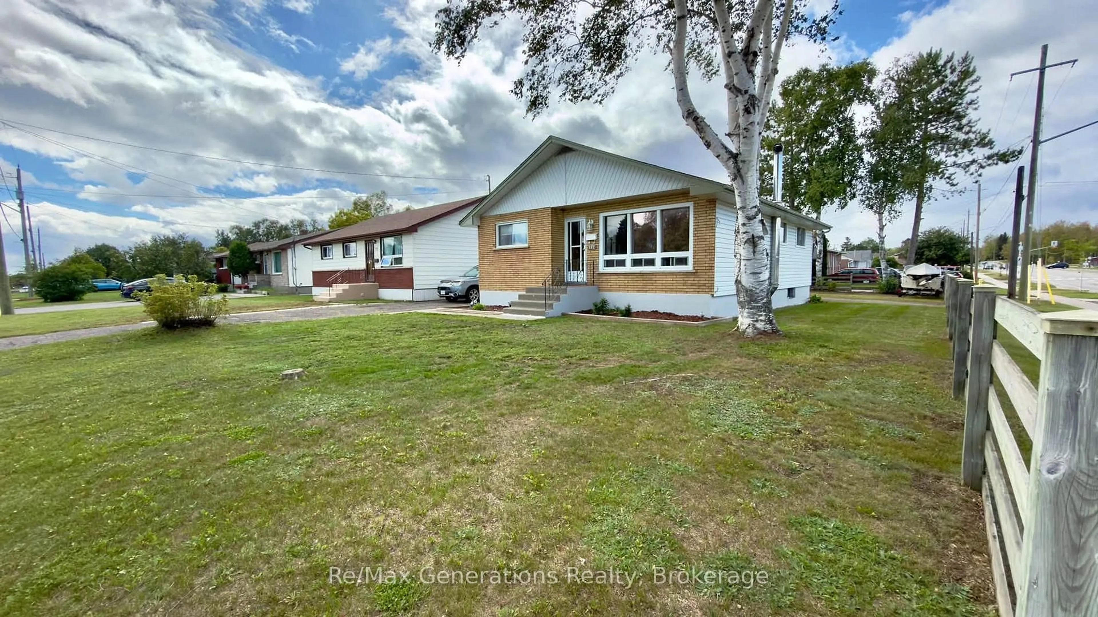 A pic from outside/outdoor area/front of a property/back of a property/a pic from drone, street for 177 Matthews St, Thunder Bay Ontario P7A 3K8