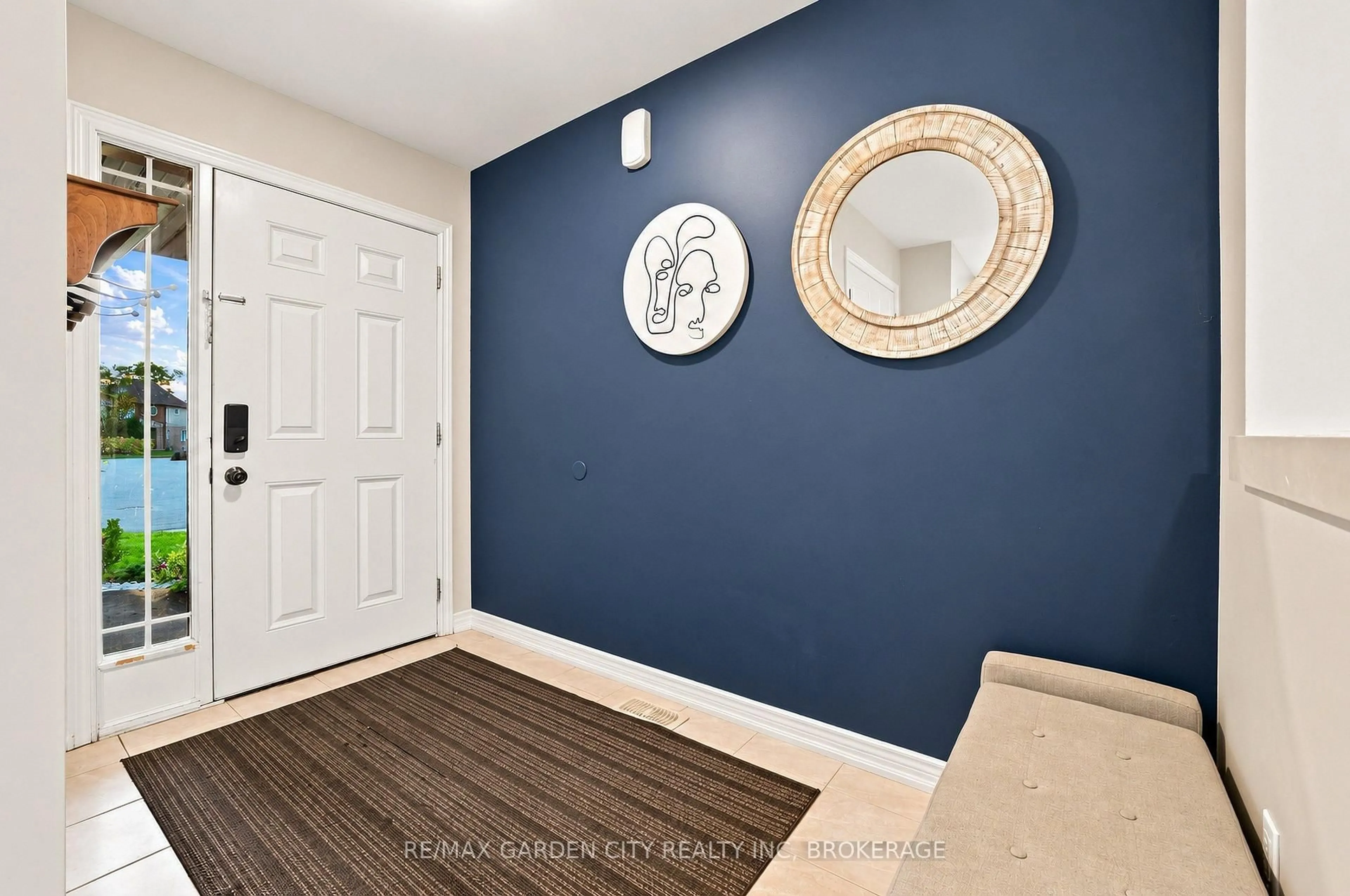 Indoor entryway for 8377 Jeffrey Crt, Niagara Falls Ontario L2H 0M9