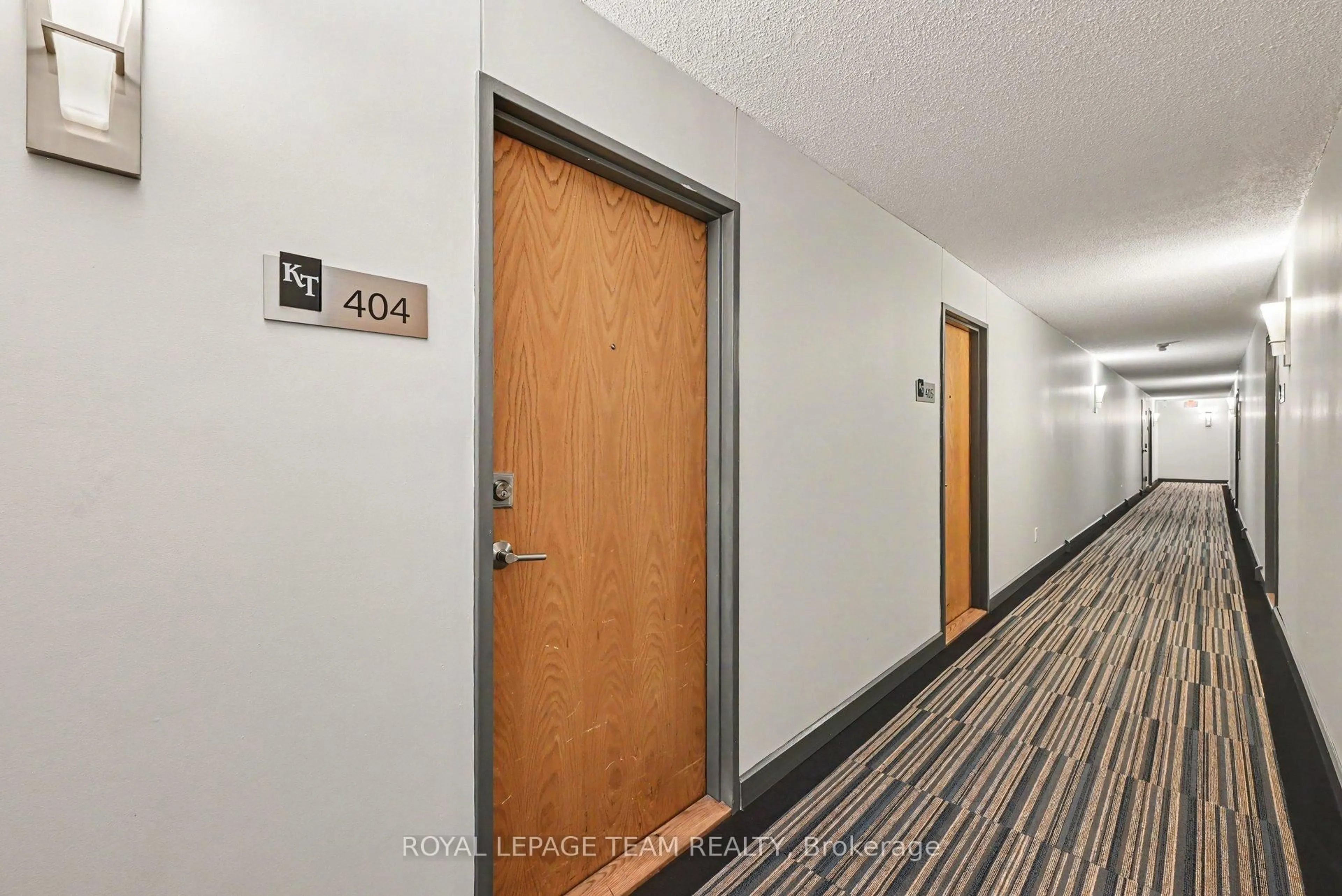 Indoor foyer for 199 Kent St #404, Ottawa Ontario K2P 2K8