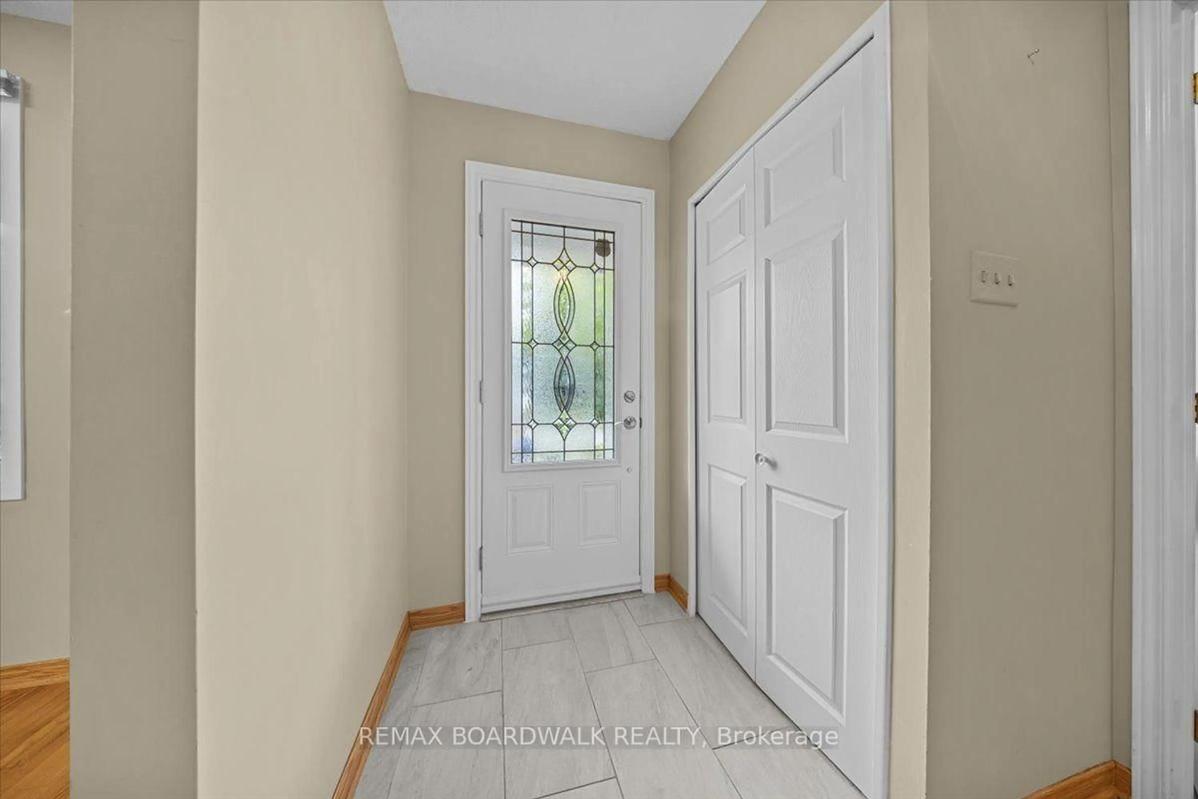 Indoor entryway for 84 Westpark Dr, Ottawa Ontario K1B 3E8