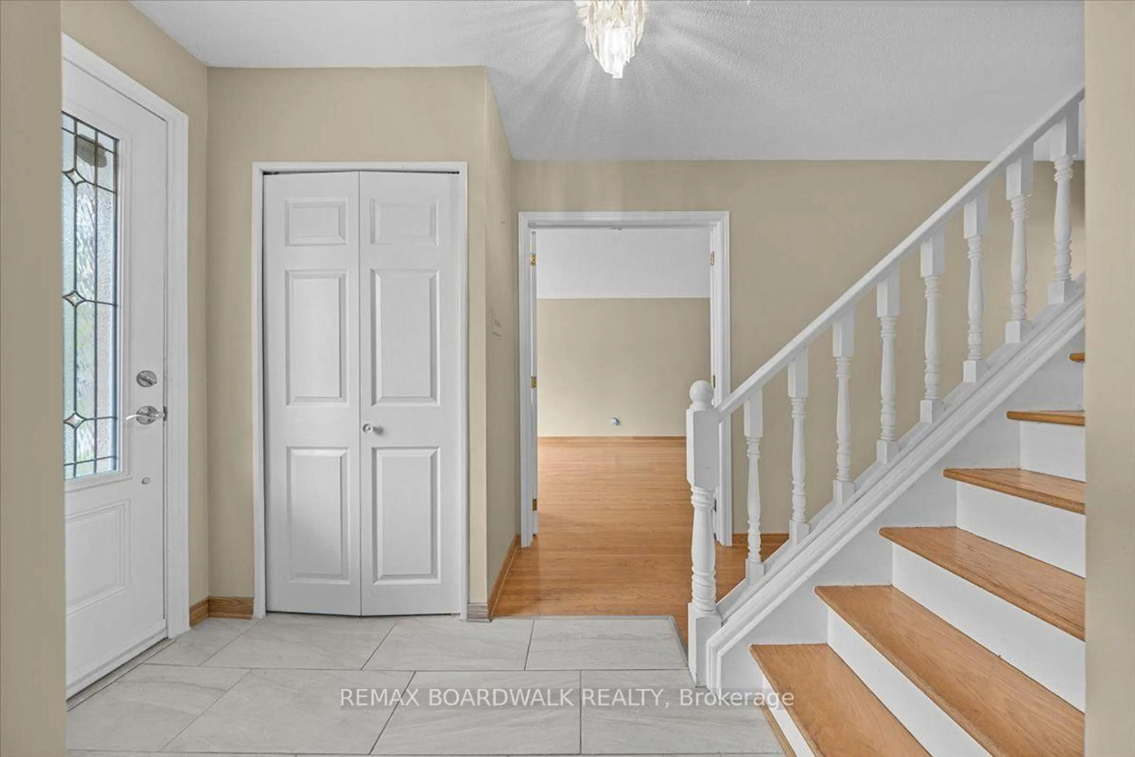 Indoor entryway for 84 Westpark Dr, Ottawa Ontario K1B 3E8