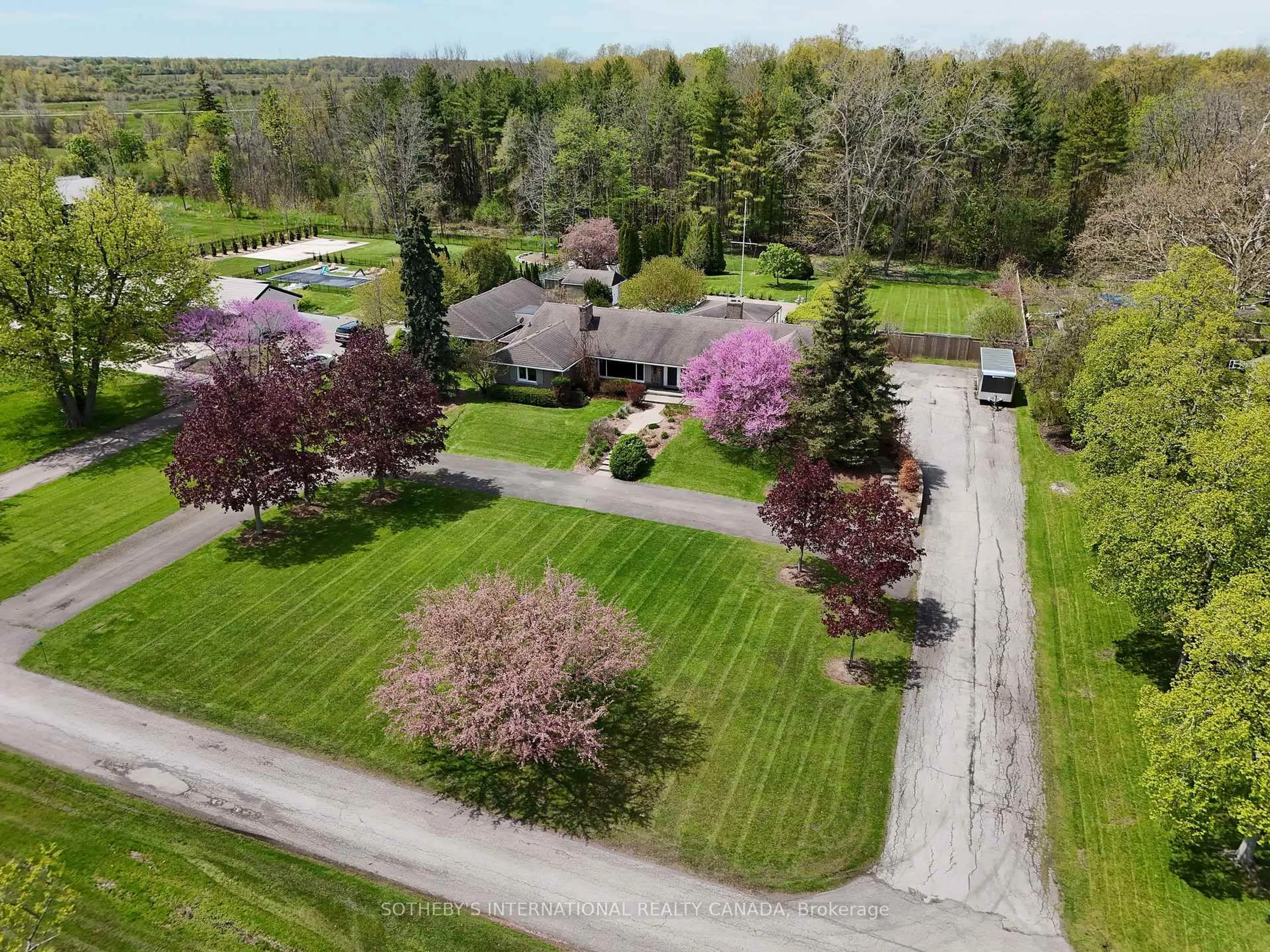 A pic from outside/outdoor area/front of a property/back of a property/a pic from drone, street for 9317 Niagara River Pkwy, Niagara Falls Ontario L2G 0N8