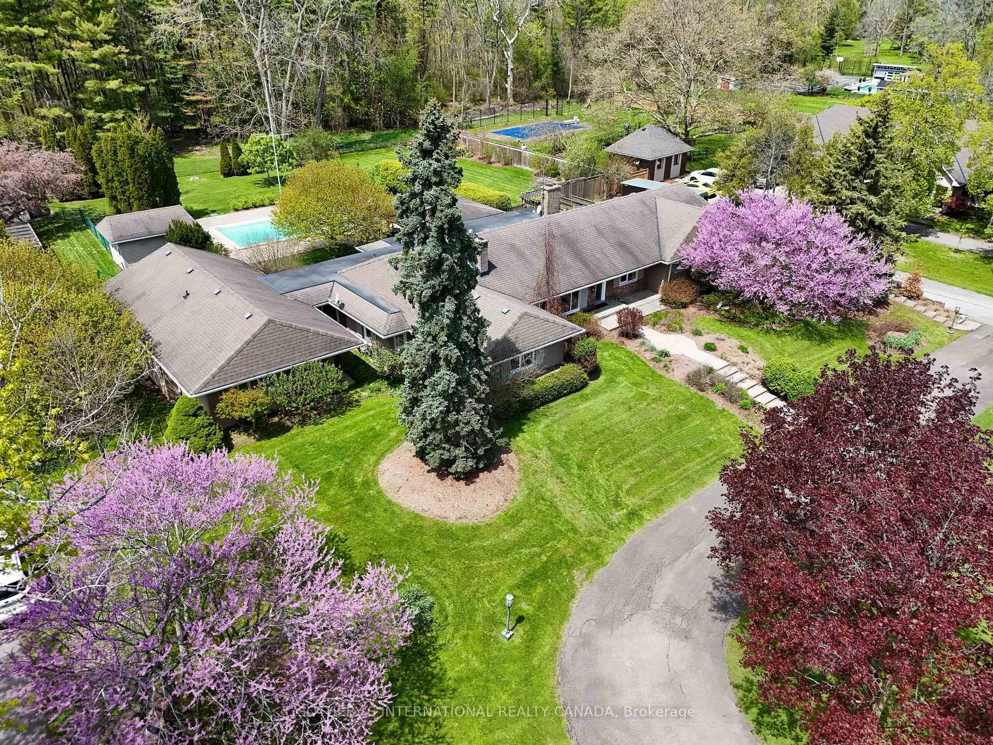 A pic from outside/outdoor area/front of a property/back of a property/a pic from drone, unknown for 9317 Niagara River Pkwy, Niagara Falls Ontario L2G 0N8