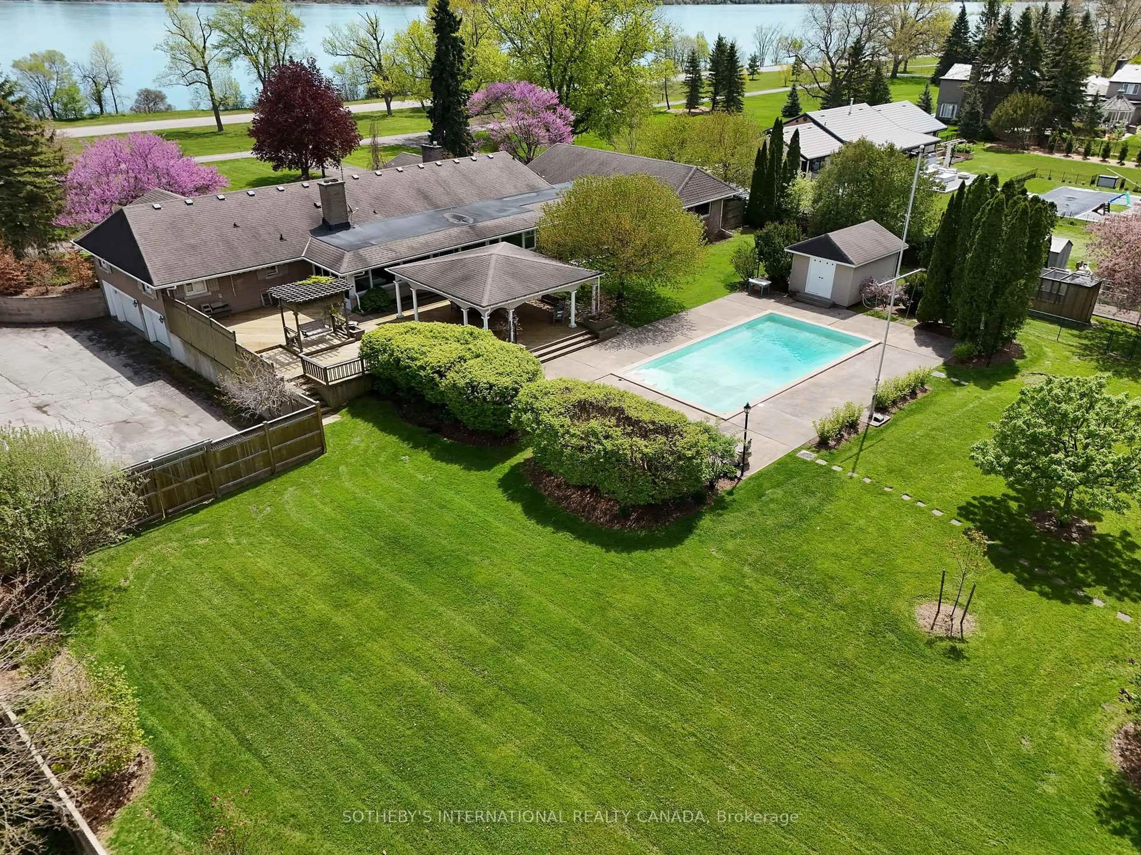 A pic from outside/outdoor area/front of a property/back of a property/a pic from drone, water/lake/river/ocean view for 9317 Niagara River Pkwy, Niagara Falls Ontario L2G 0N8