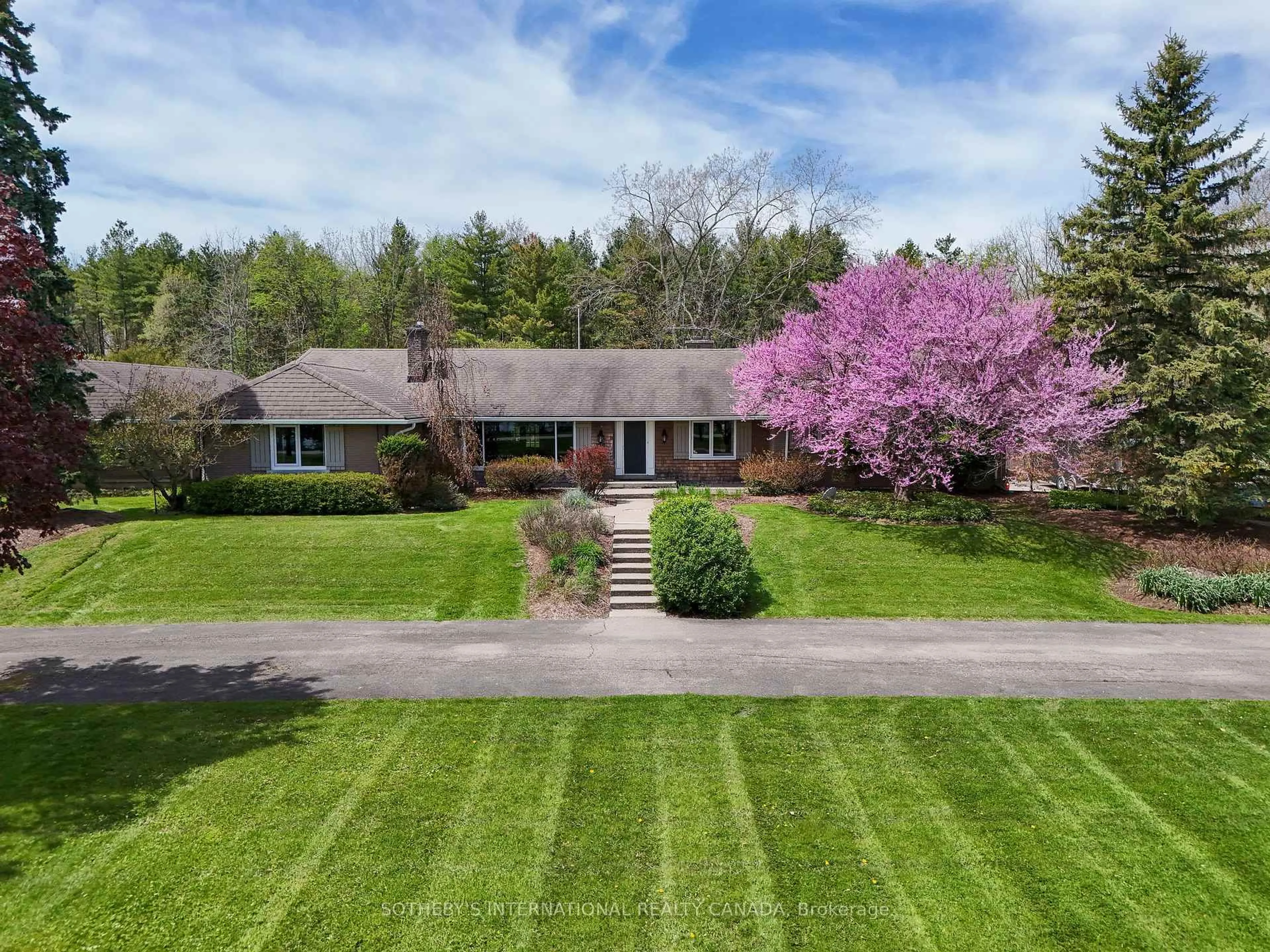 A pic from outside/outdoor area/front of a property/back of a property/a pic from drone, street for 9317 Niagara River Pkwy, Niagara Falls Ontario L2G 0N8
