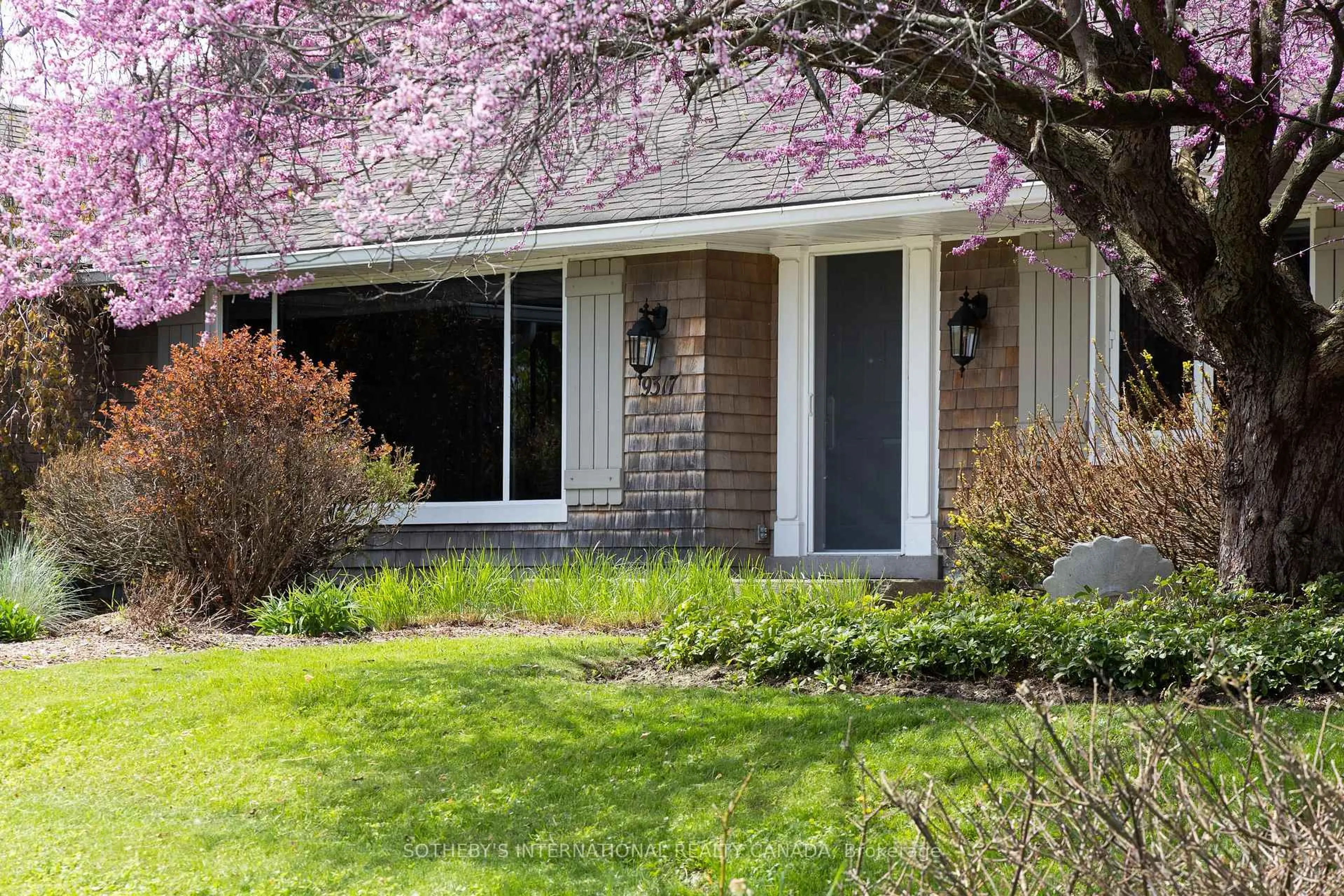 Home with vinyl exterior material, street for 9317 Niagara River Pkwy, Niagara Falls Ontario L2G 0N8