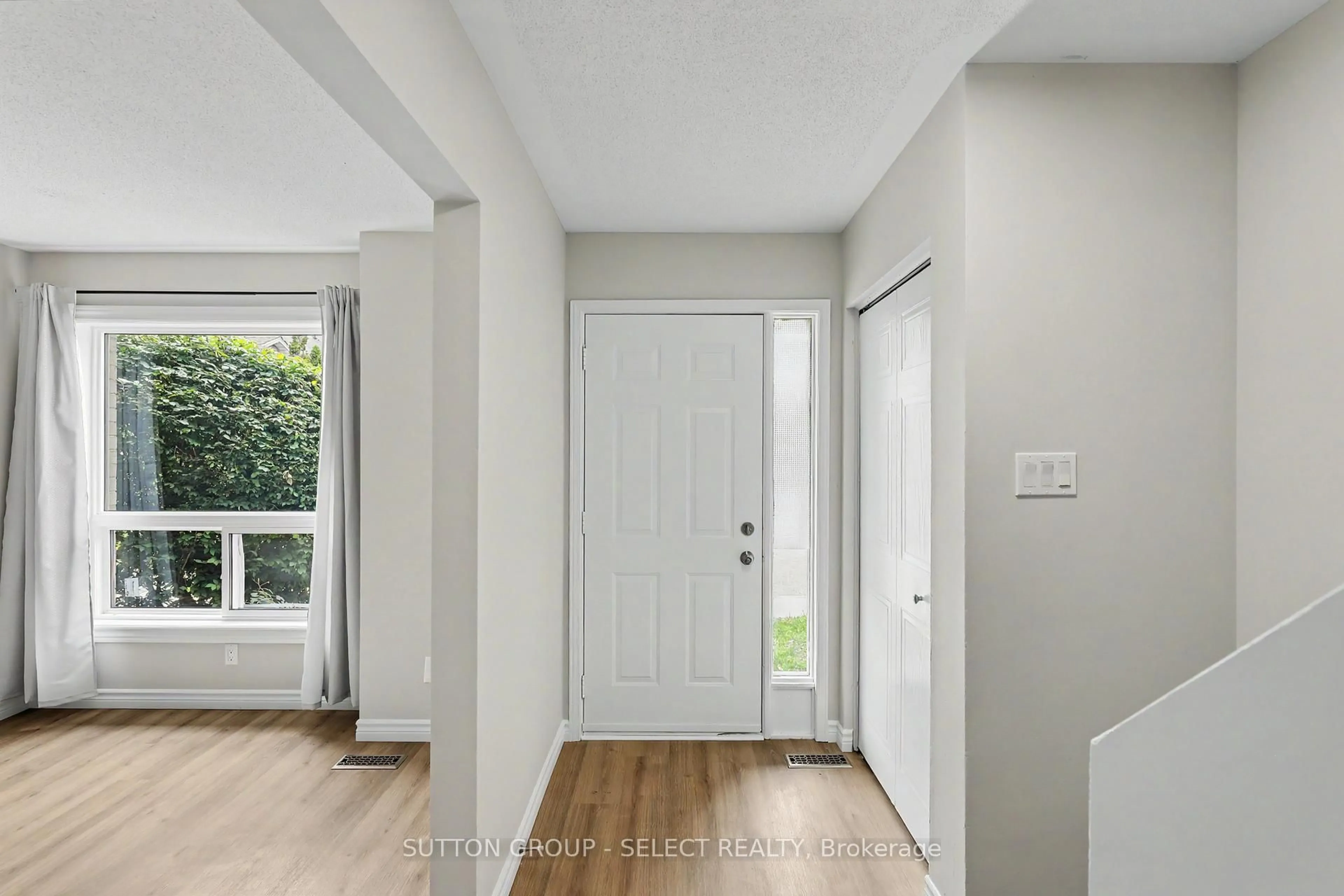 Indoor entryway for 484 Third St #6, London East Ontario N5V 2B9