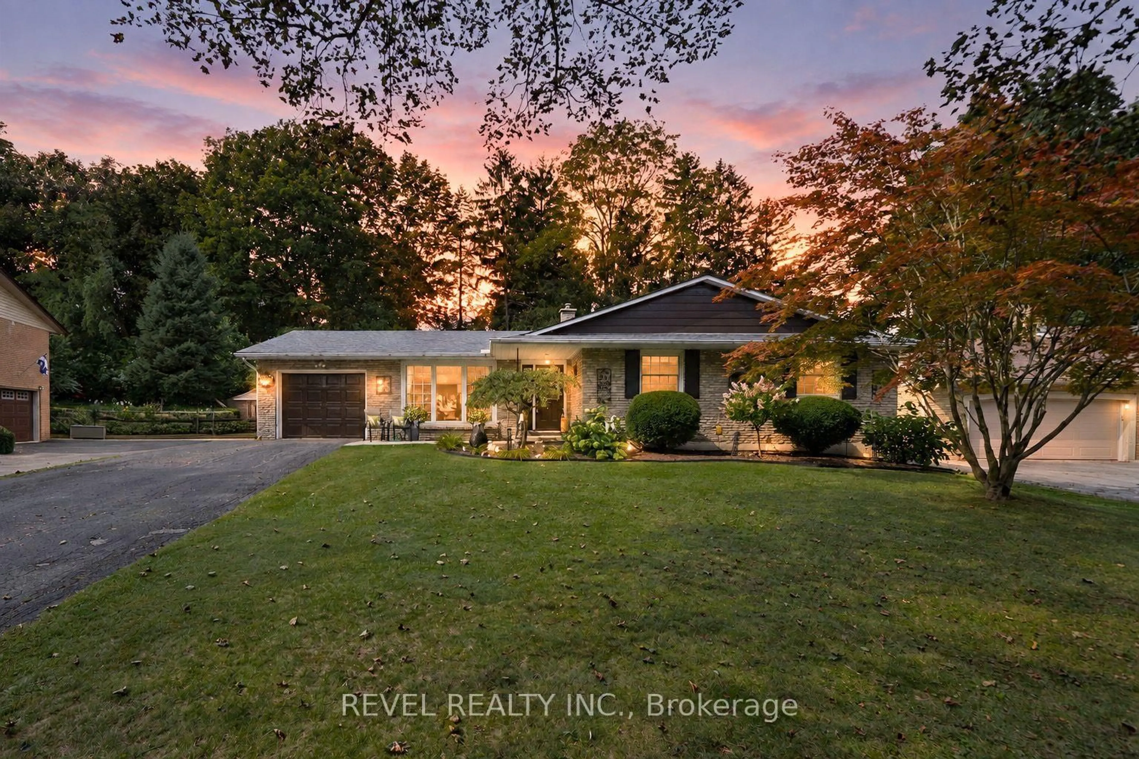 A pic from outside/outdoor area/front of a property/back of a property/a pic from drone, unknown for 70 Berkley Cres, Norfolk Ontario N3Y 2K5