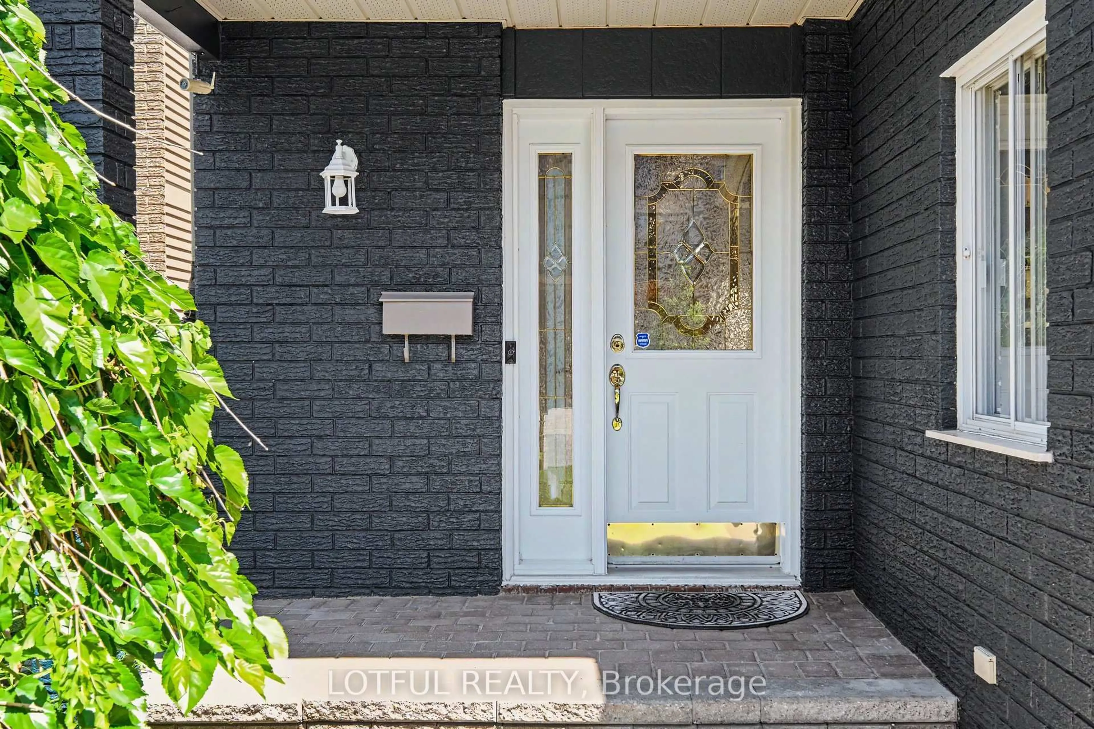Indoor entryway for 52 Fair Oaks Cres, Ottawa Ontario K2G 4W5