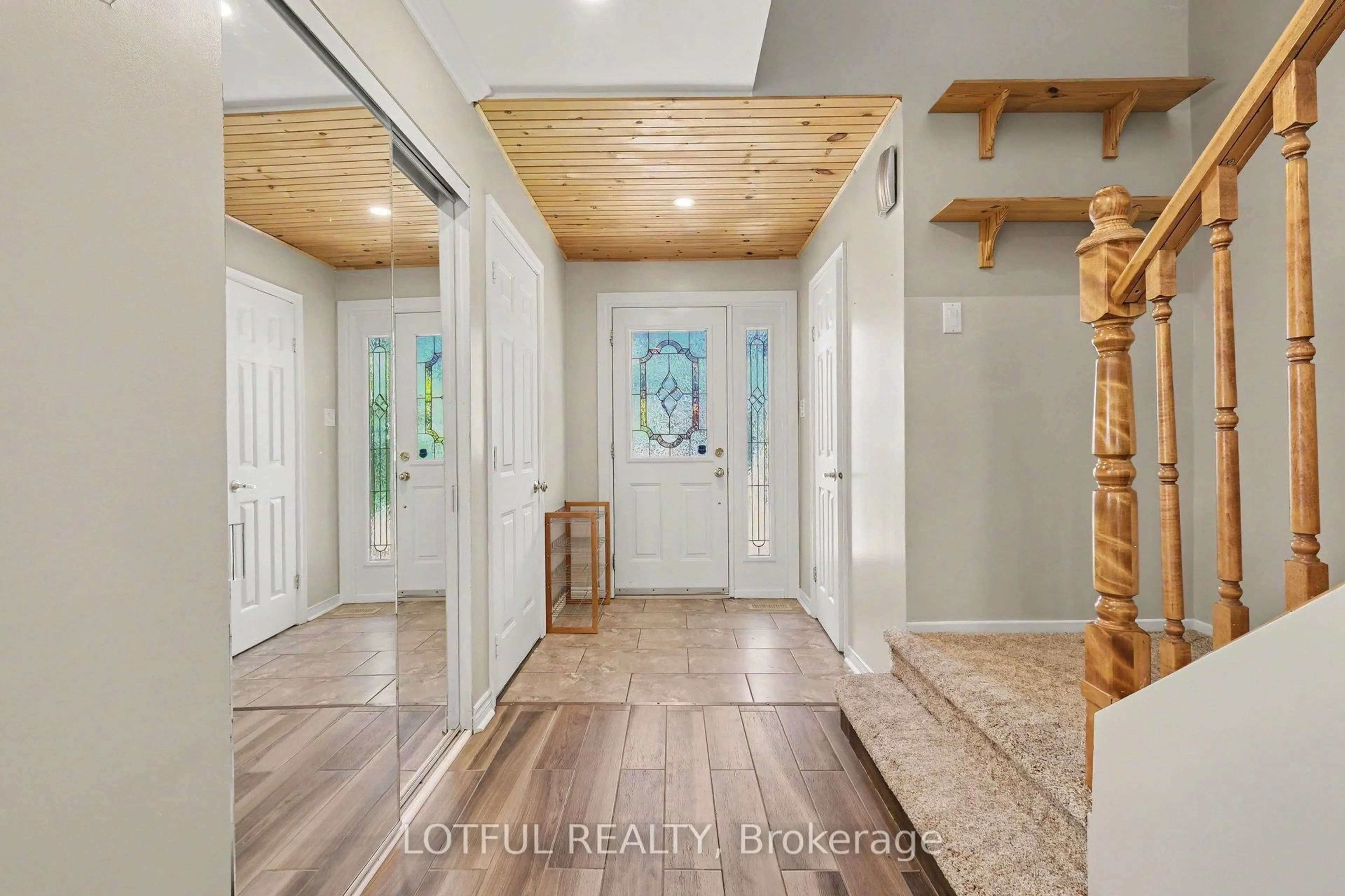 Indoor entryway for 52 Fair Oaks Cres, Ottawa Ontario K2G 4W5