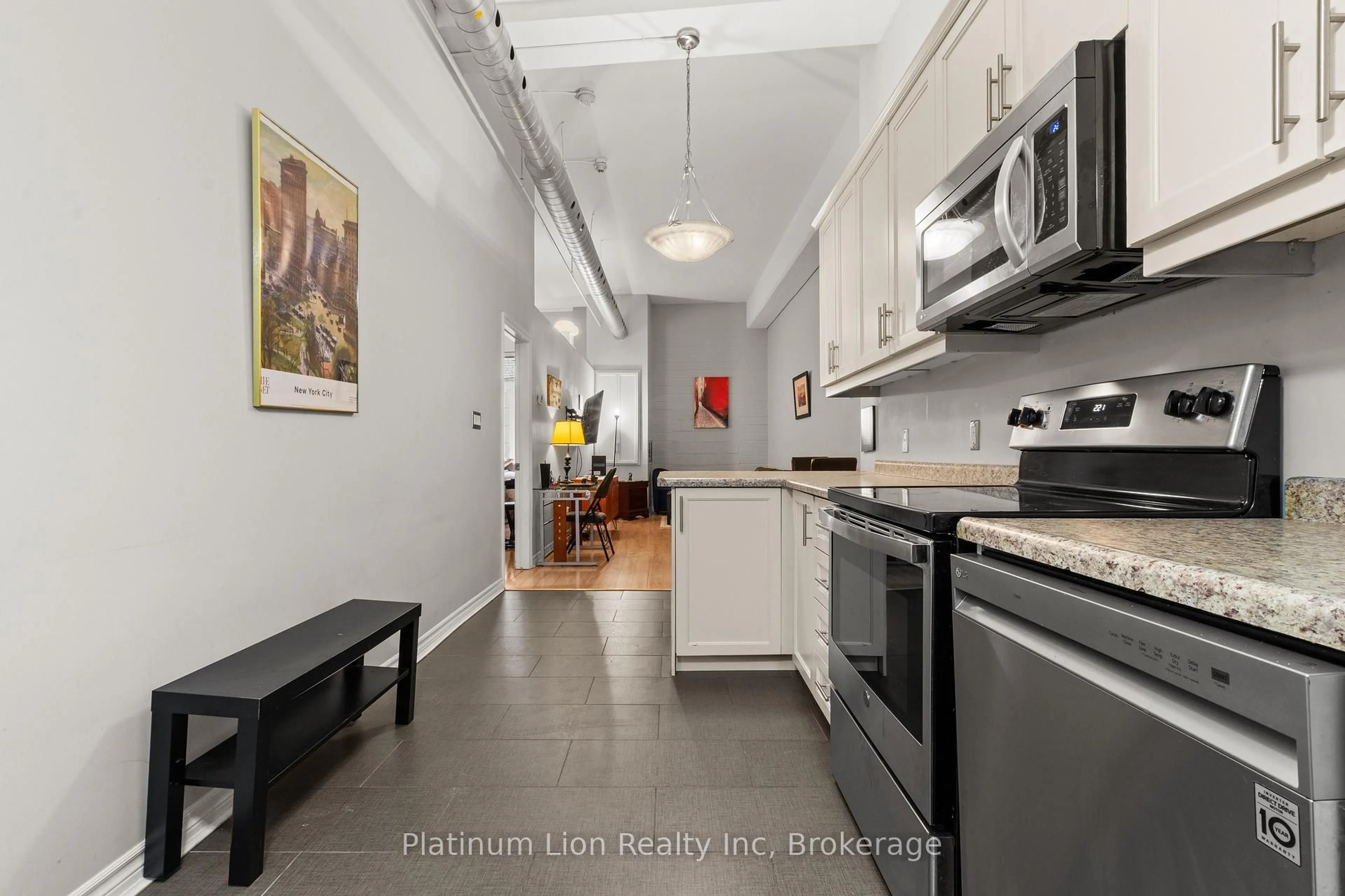 Standard kitchen, unknown for 80 King William St #212, Hamilton Ontario L8R 0A1