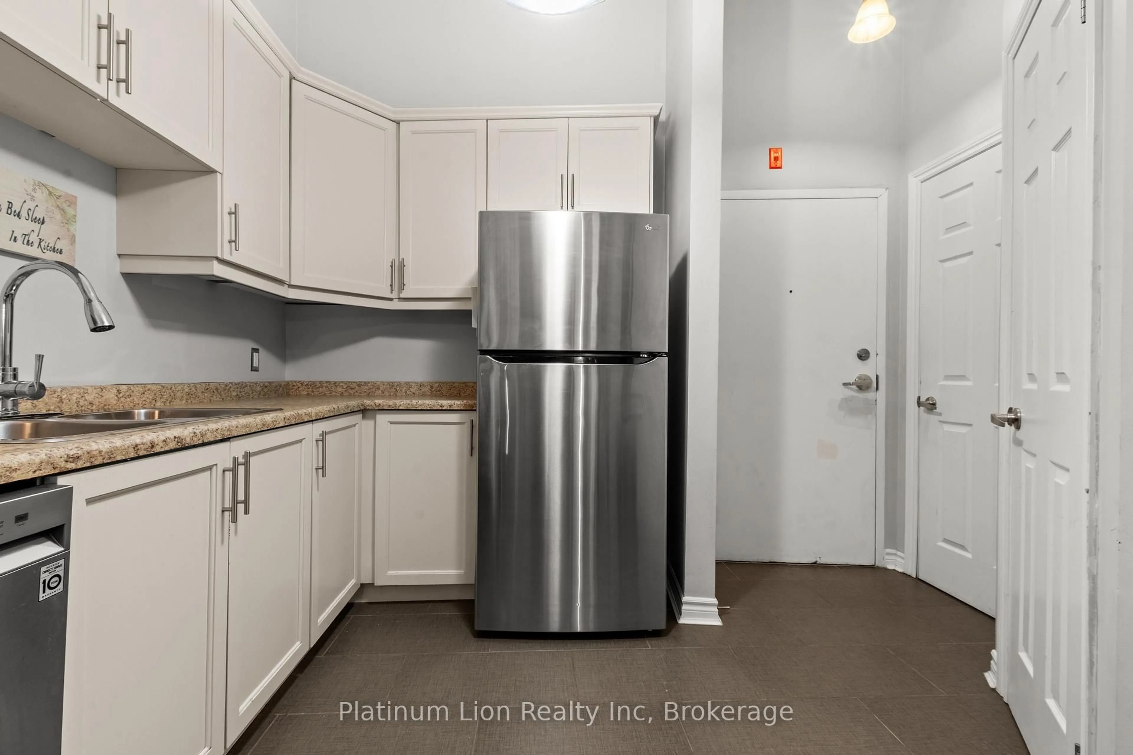 Standard kitchen, unknown for 80 King William St #212, Hamilton Ontario L8R 0A1
