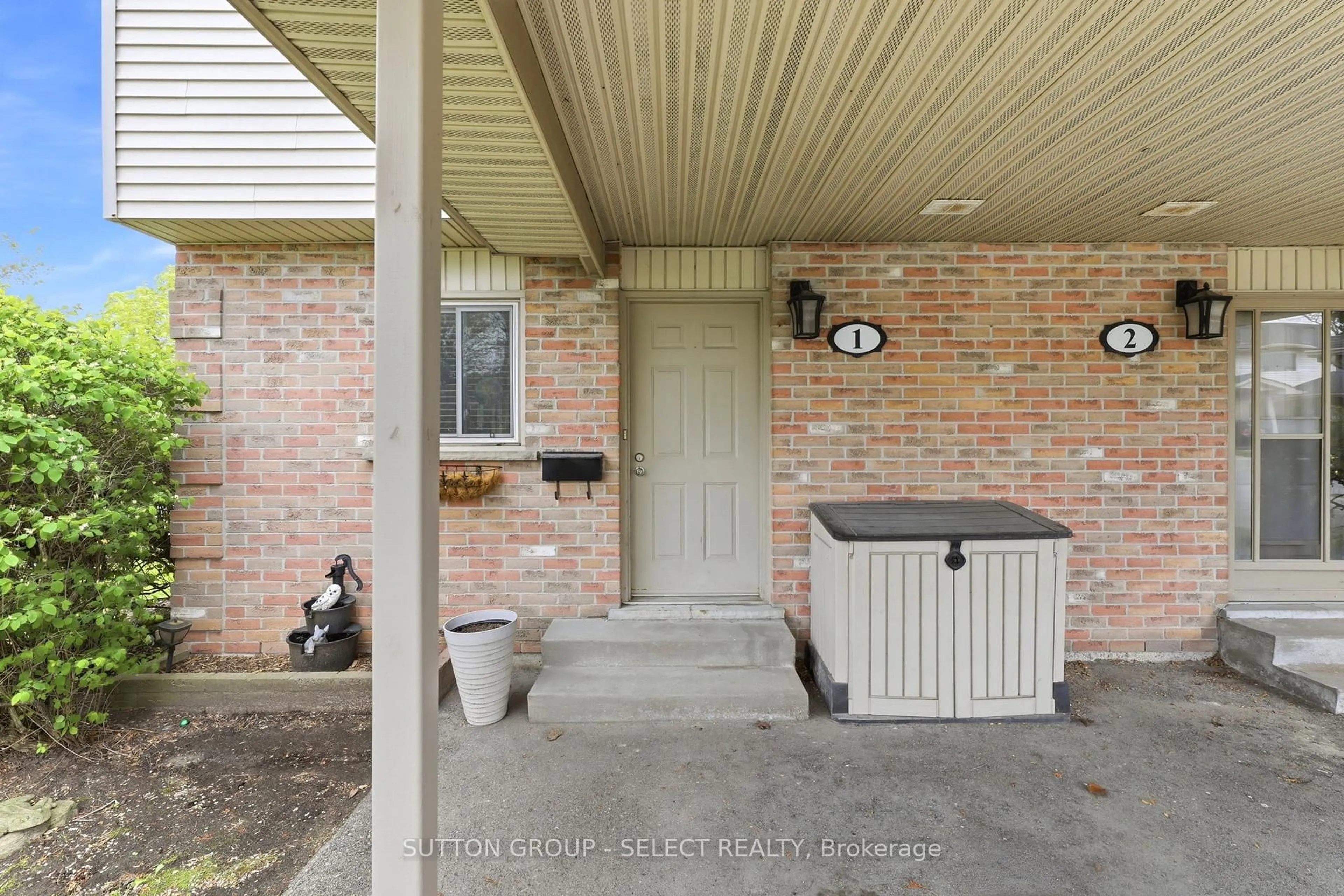 Indoor entryway for 151 Bonaventure Dr #1, London East Ontario N5V 4M1