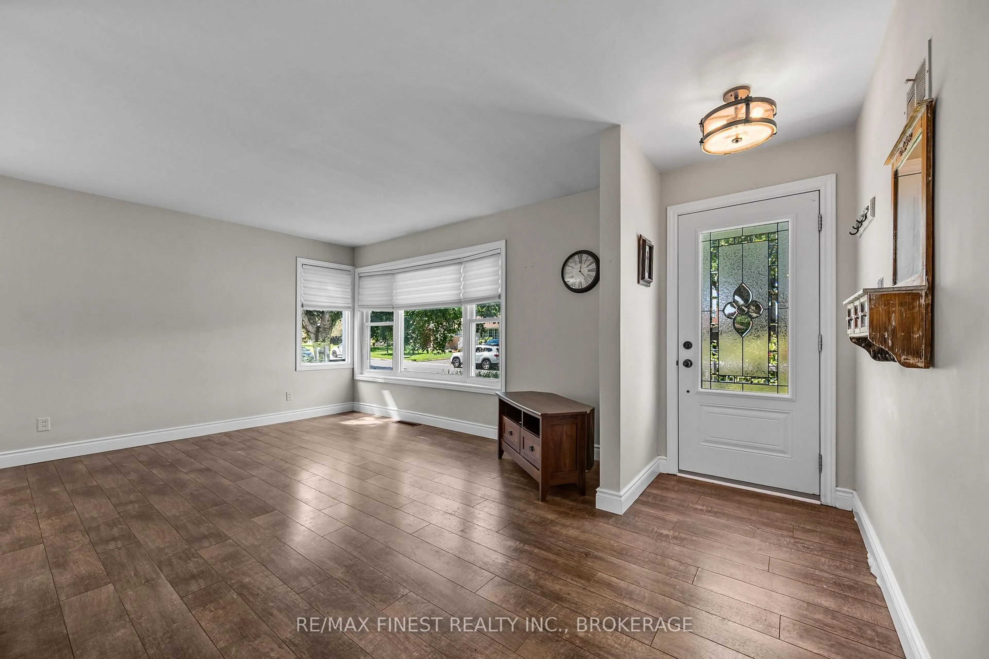 Indoor entryway for 193 Hawthorne Ave, Kingston Ontario K7M 1Z2