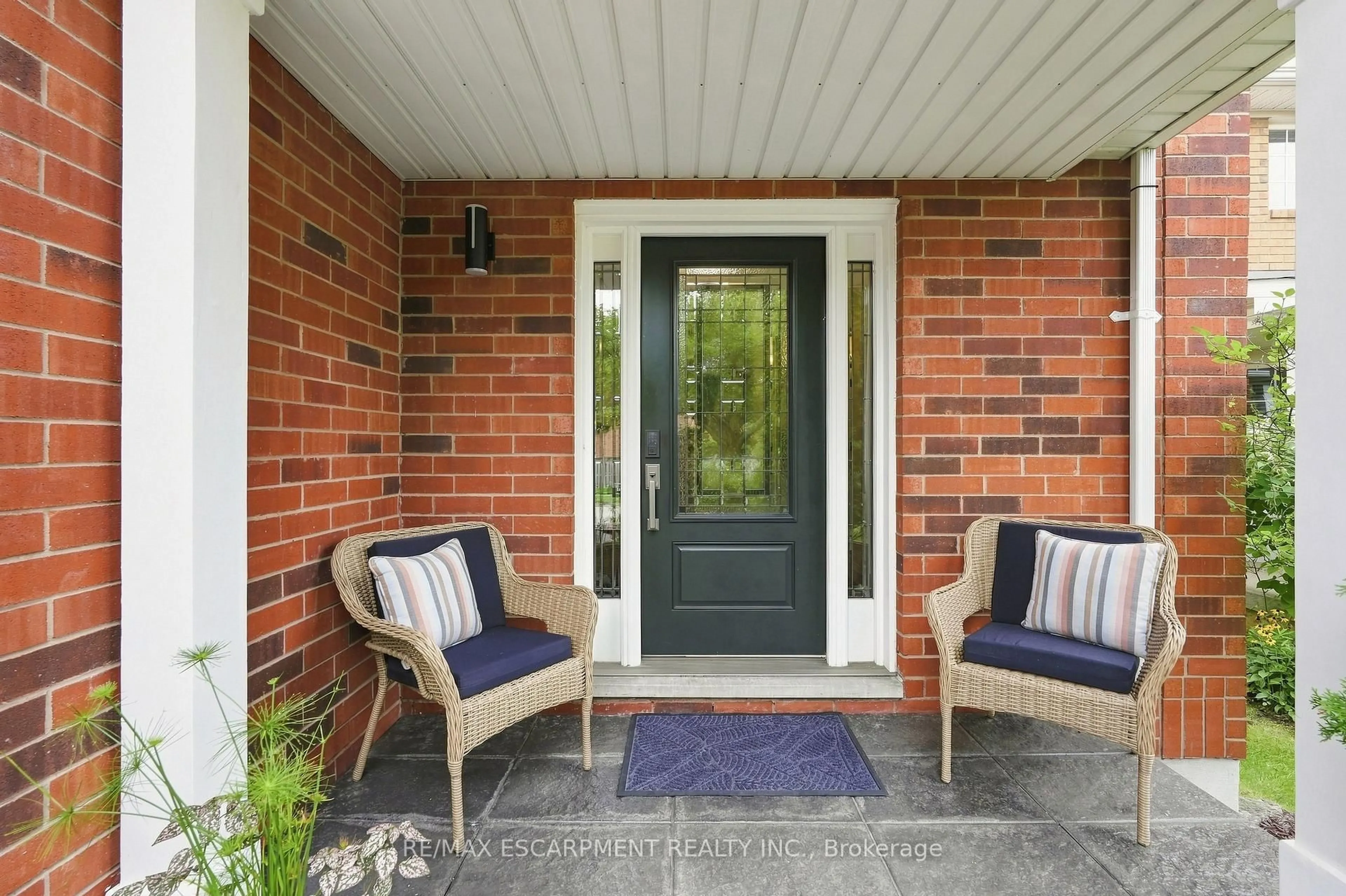 Indoor entryway for 48 Bridgeport Cres, Hamilton Ontario L9K 1K4