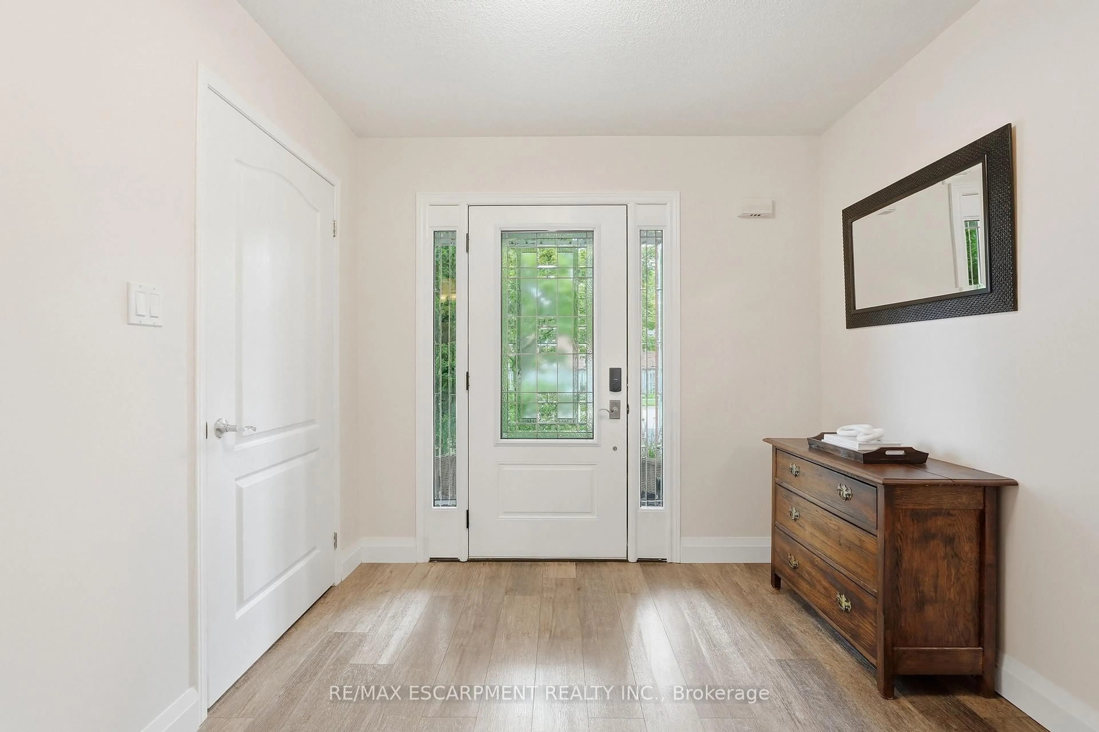 Indoor entryway for 48 Bridgeport Cres, Hamilton Ontario L9K 1K4