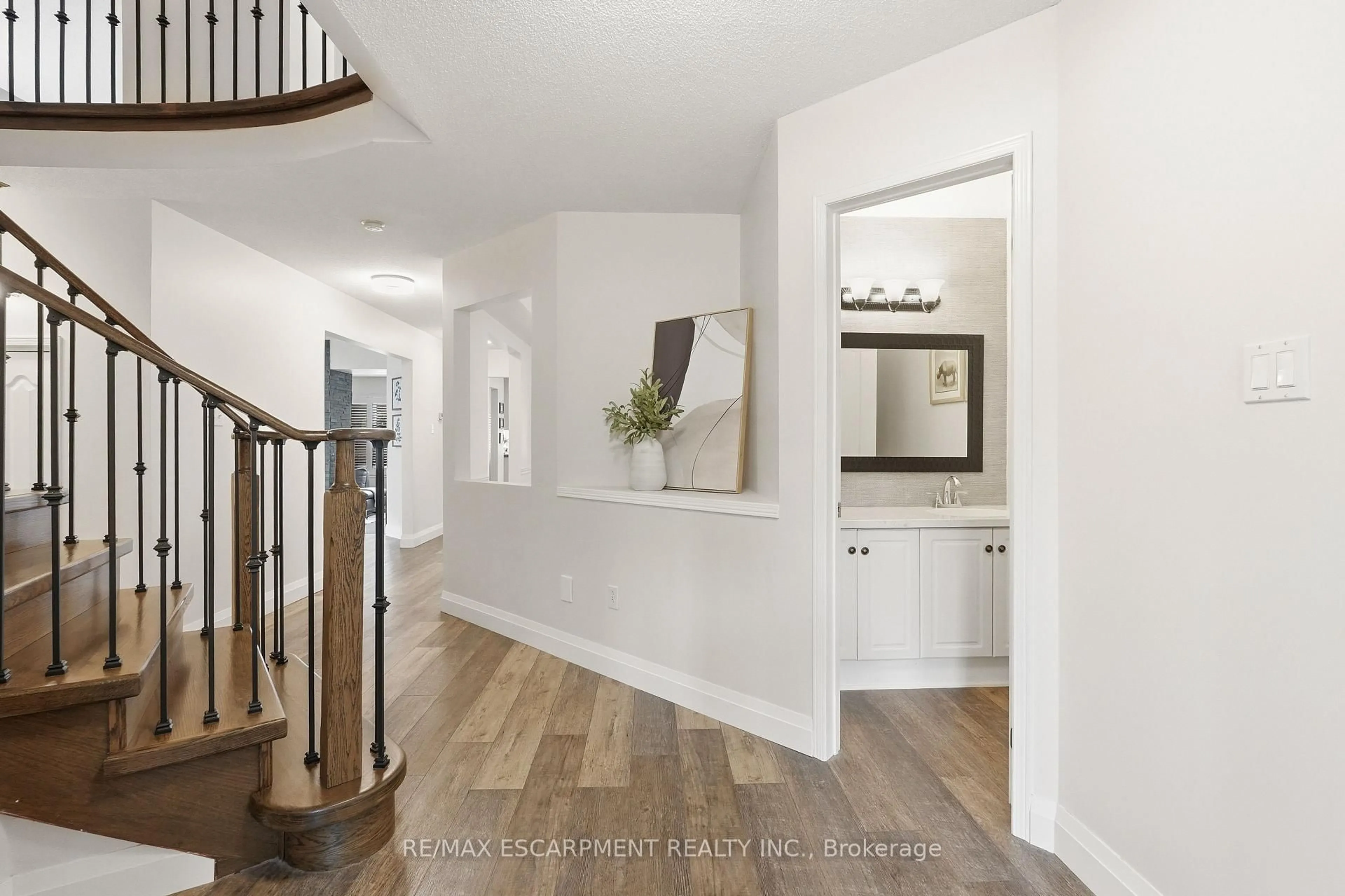 Indoor entryway for 48 Bridgeport Cres, Hamilton Ontario L9K 1K4