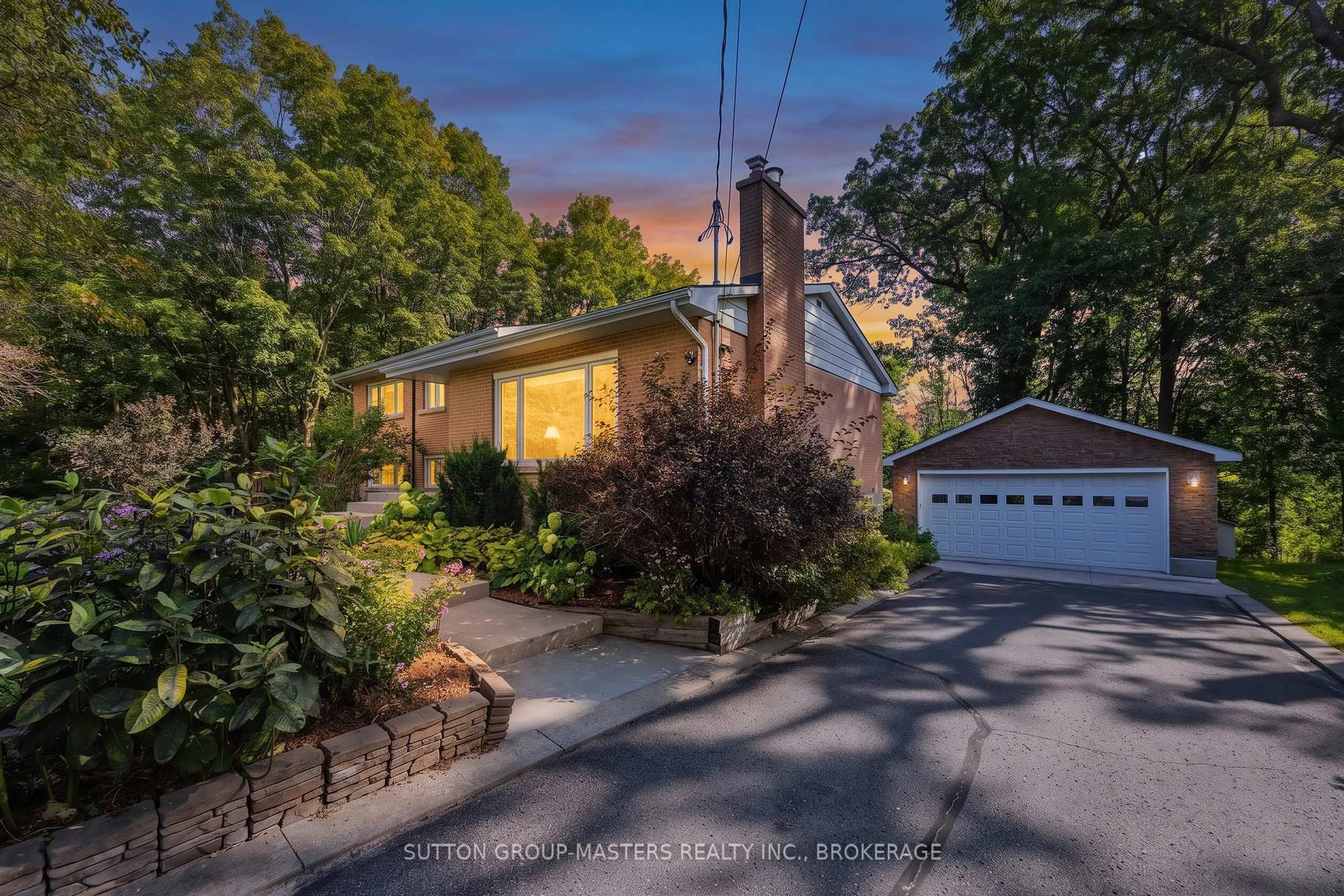 A pic from outside/outdoor area/front of a property/back of a property/a pic from drone, street for 732 Centre St, Kingston Ontario K7M 5E4